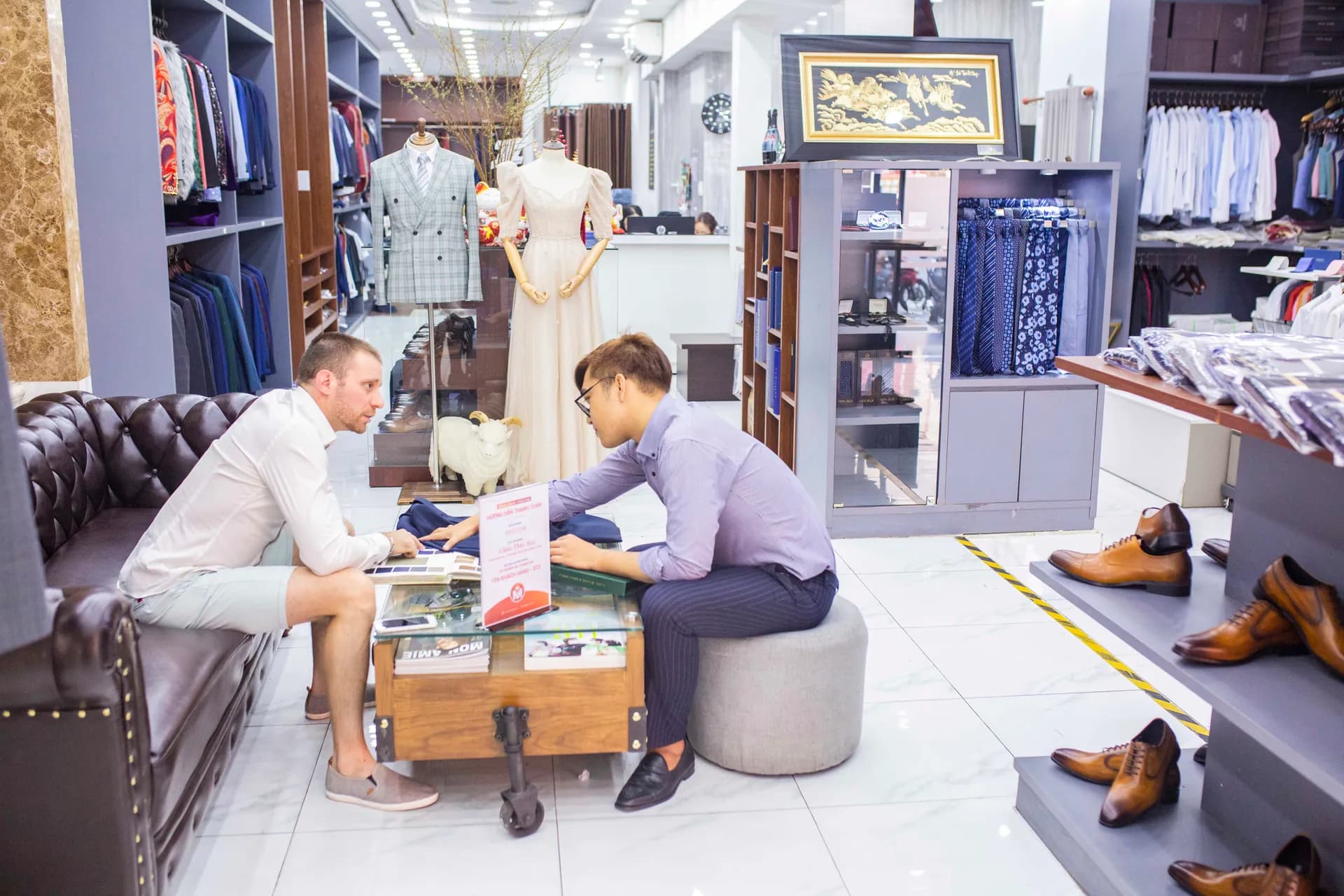 Phóng sự tại showroom — Mon Amie