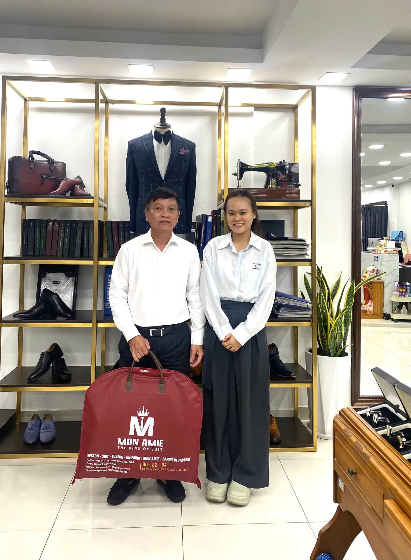 Hai khách nhận túi đựng vest Mon Amie, khoảnh khắc giao đồ