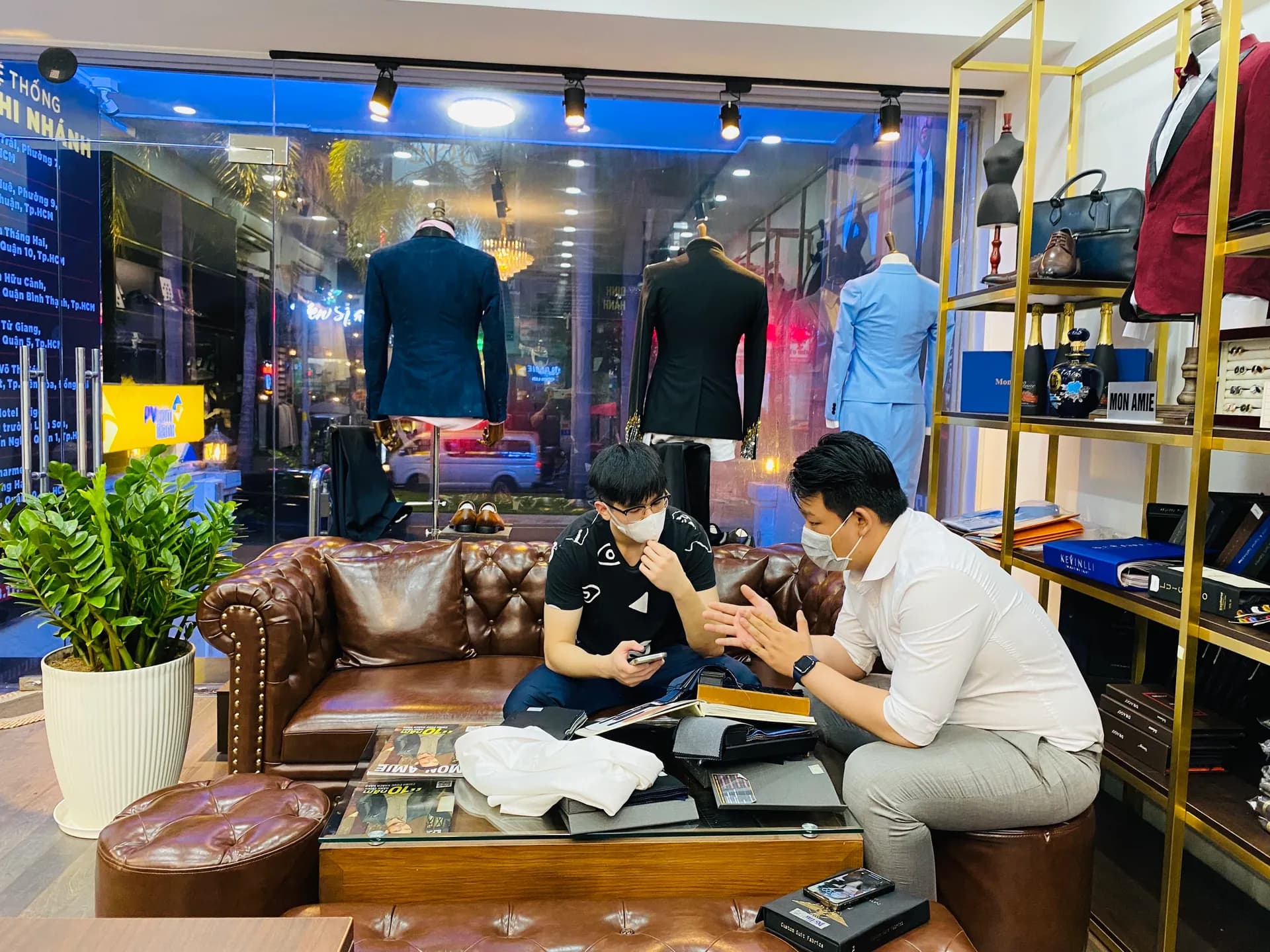Phóng sự tại showroom — Mon Amie