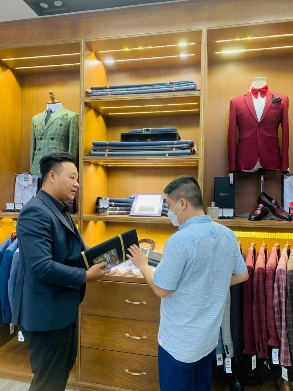 Phóng sự tại showroom — Mon Amie