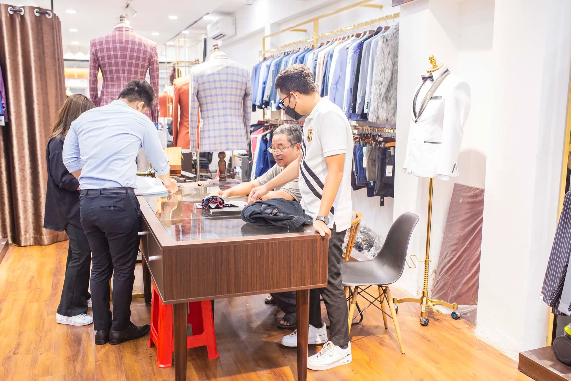 Phóng sự tại showroom — Mon Amie
