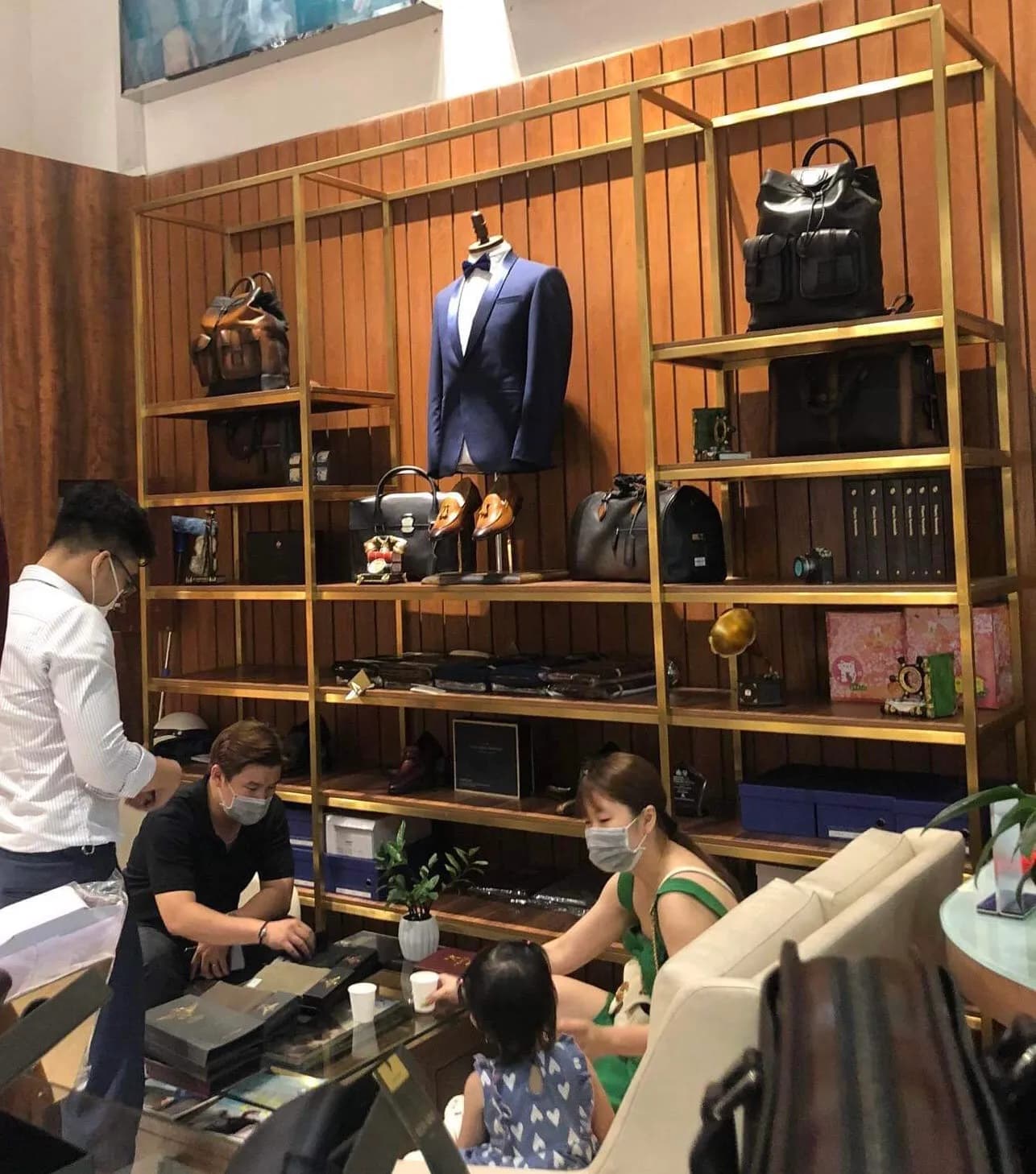 Phóng sự tại showroom — Mon Amie