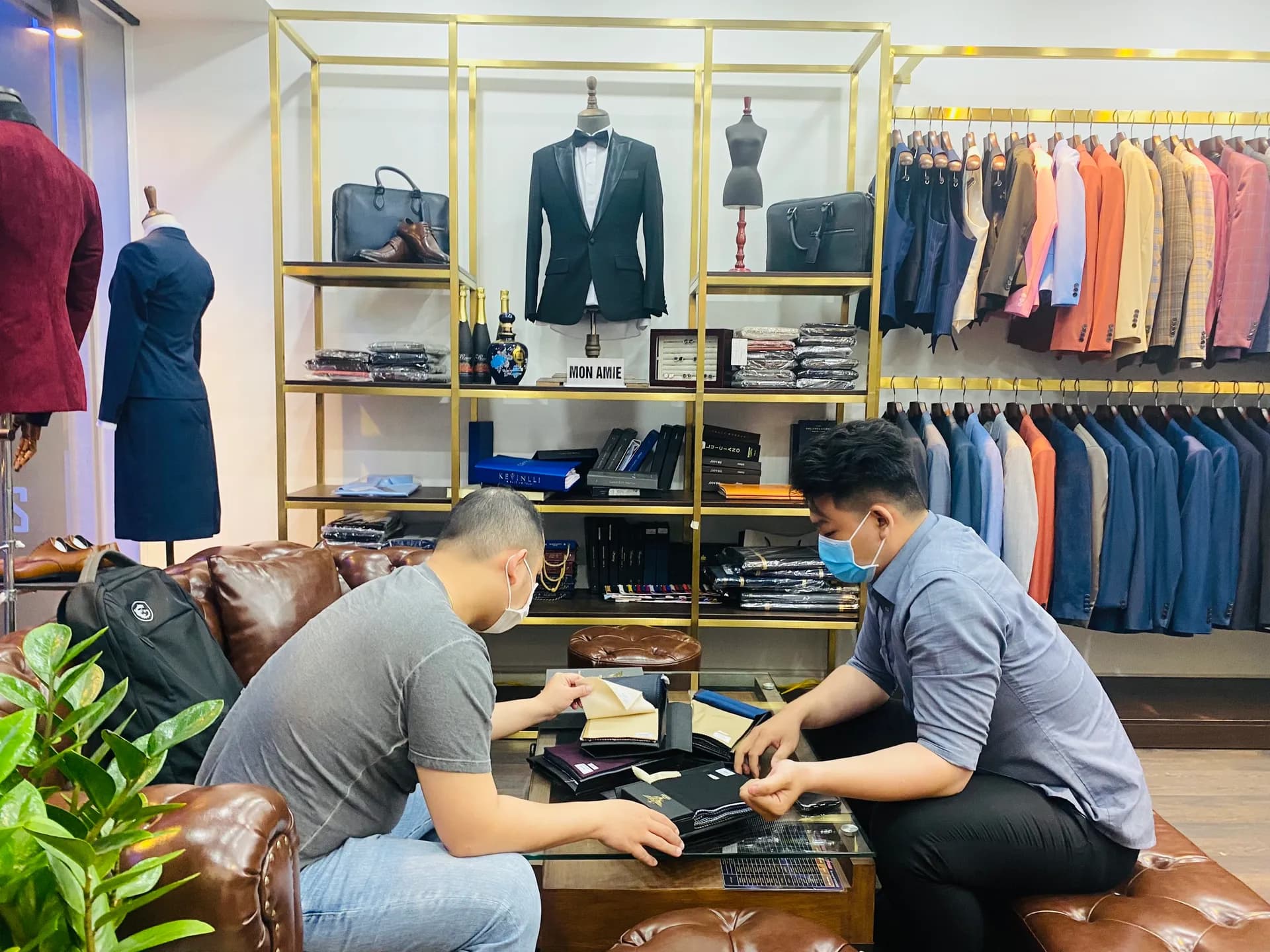 Phóng sự tại showroom — Mon Amie
