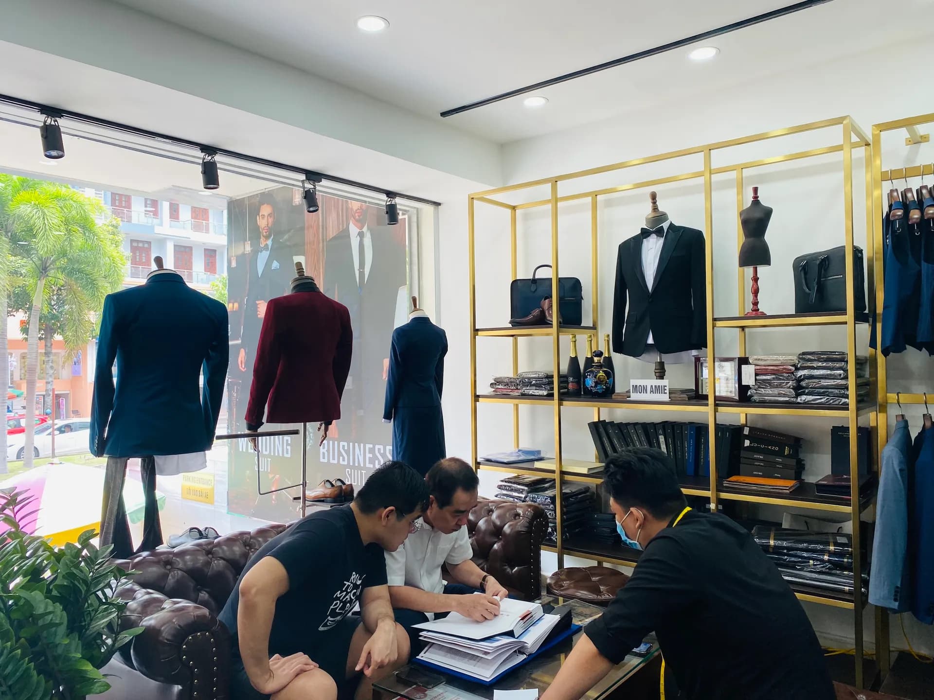 Phóng sự tại showroom — Mon Amie
