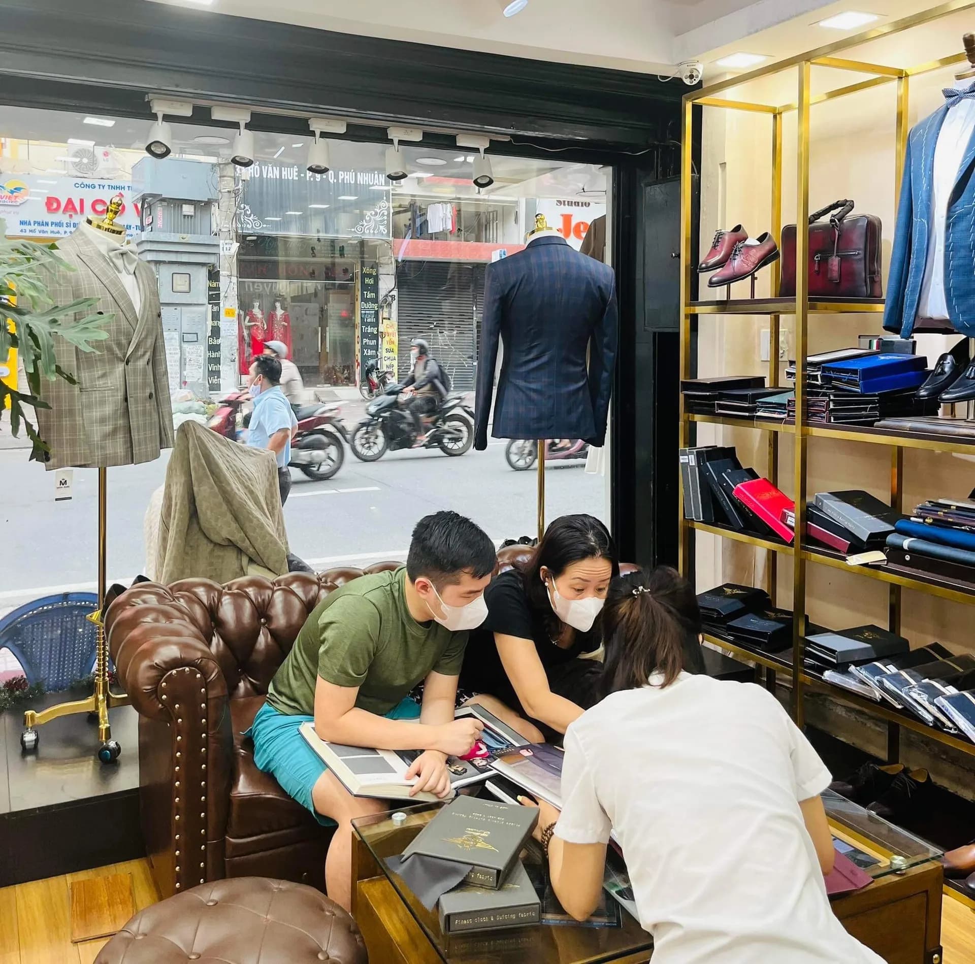Phóng sự tại showroom — Mon Amie