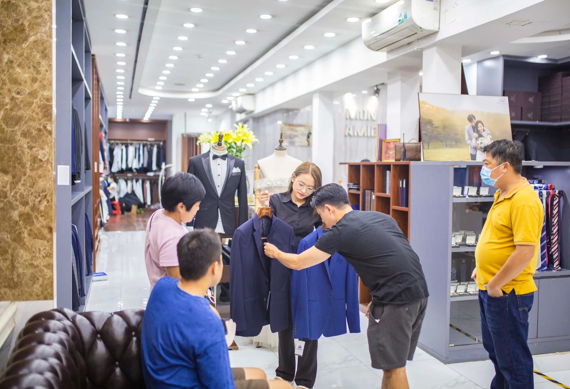 Phóng sự tại showroom — Mon Amie