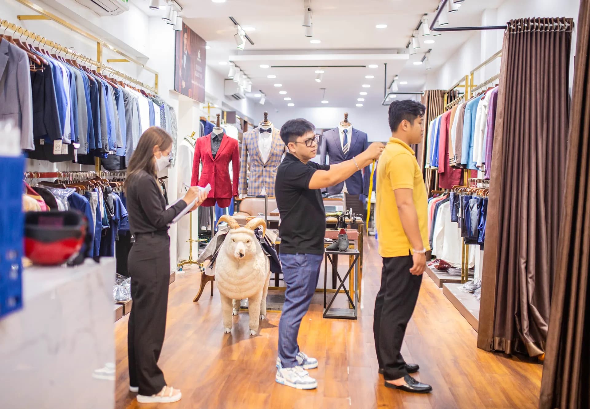 Phóng sự tại showroom — Mon Amie