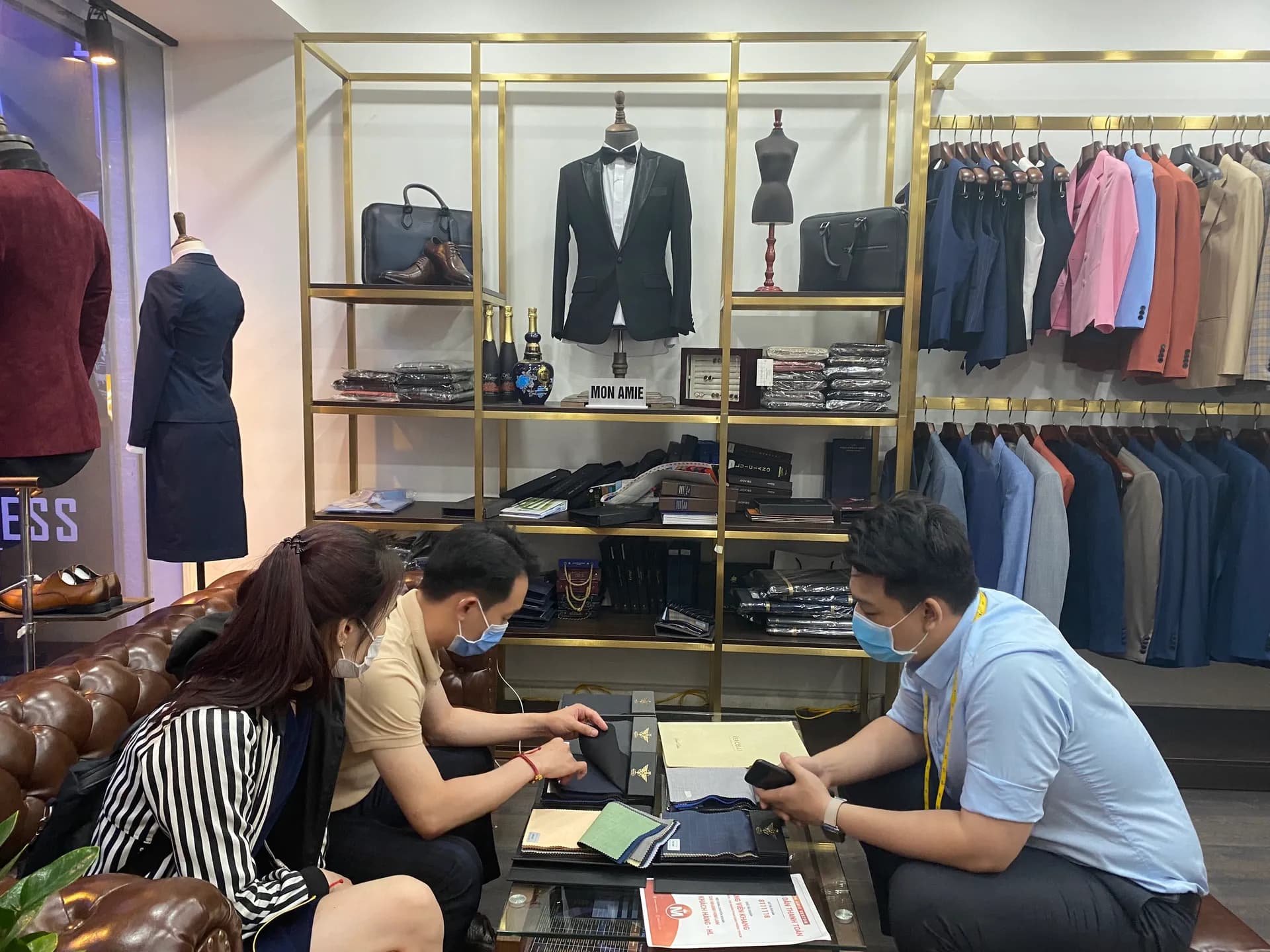 Phóng sự tại showroom — Mon Amie