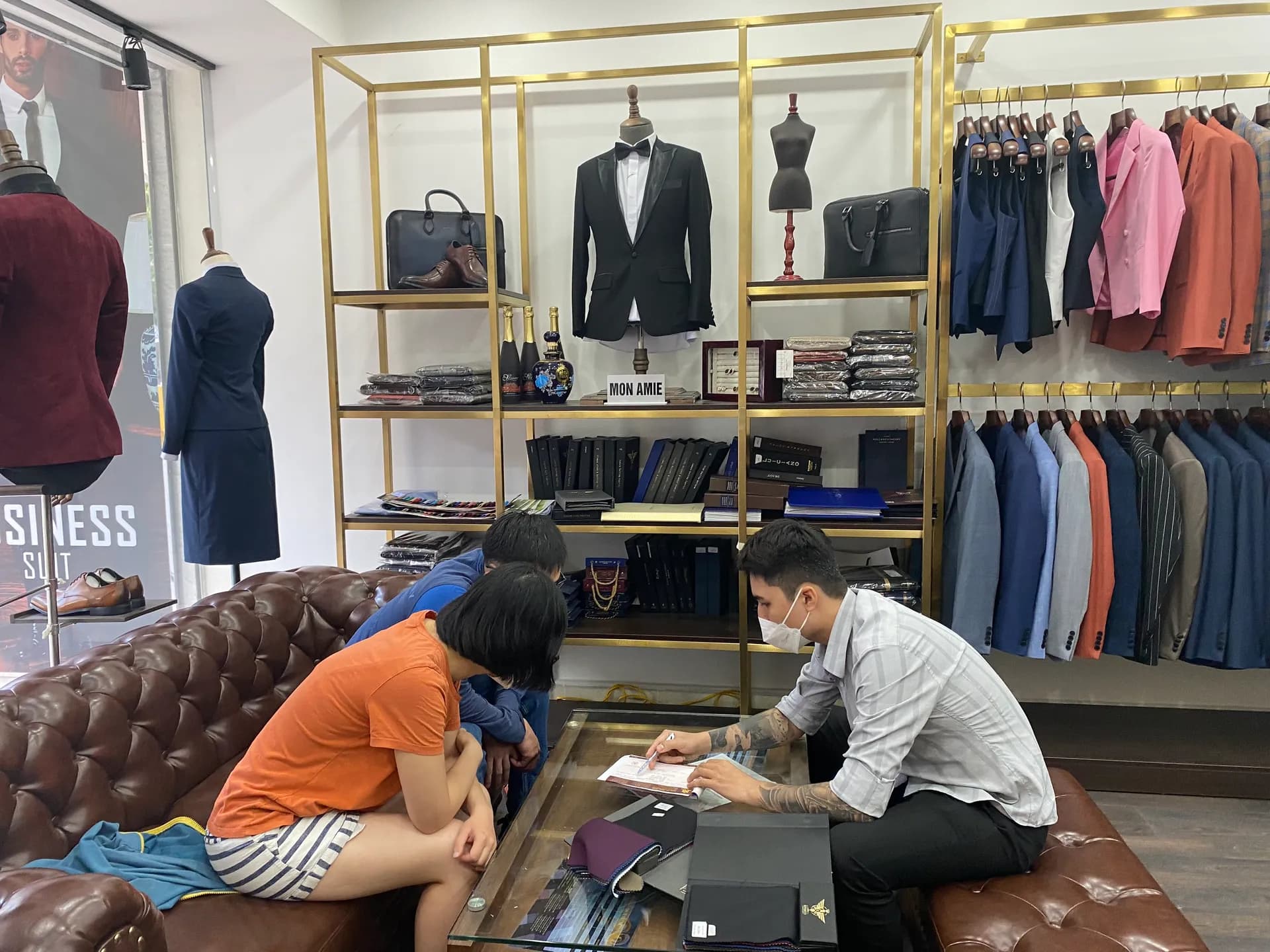 Phóng sự tại showroom — Mon Amie