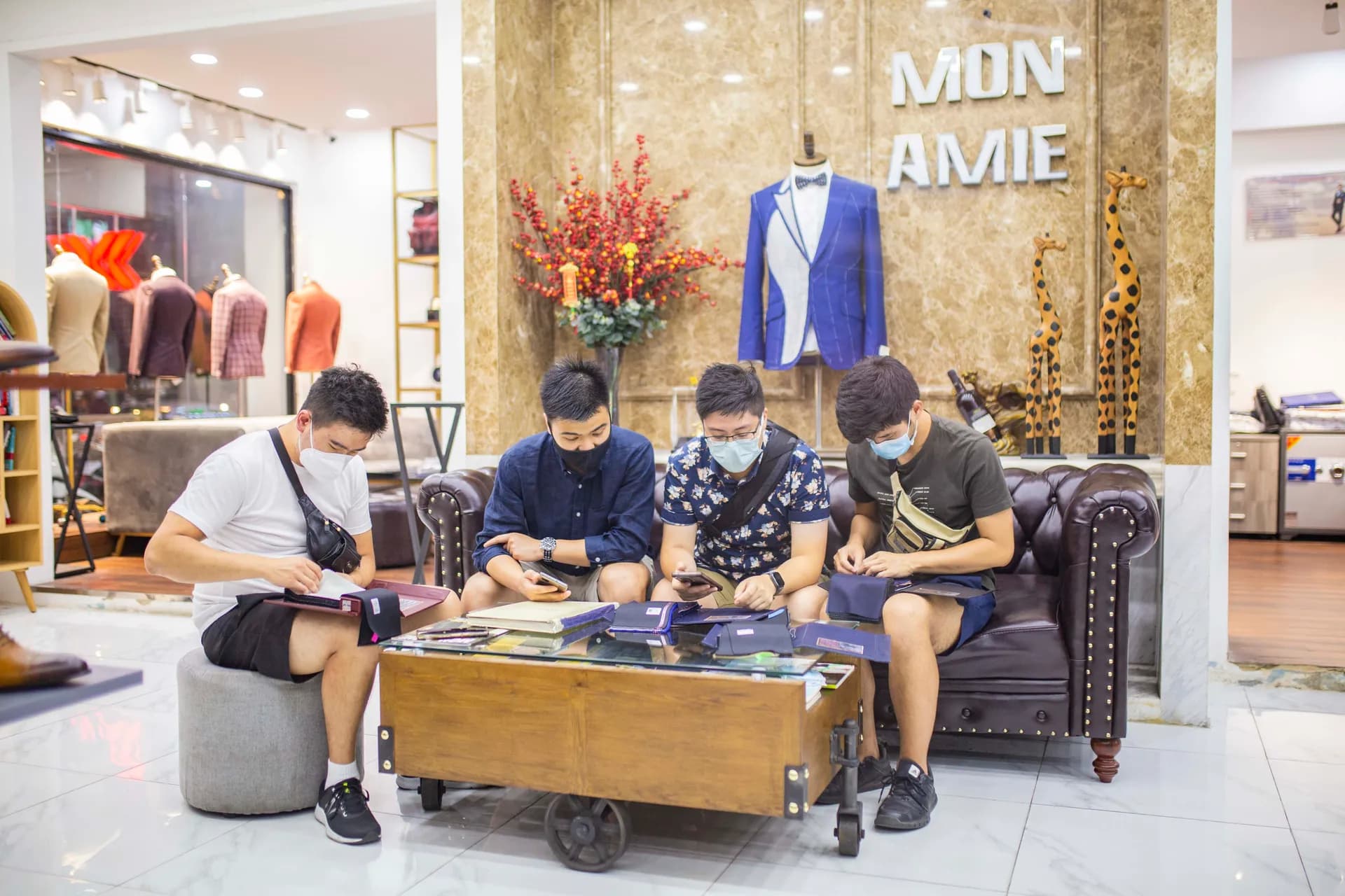 Phóng sự tại showroom — Mon Amie