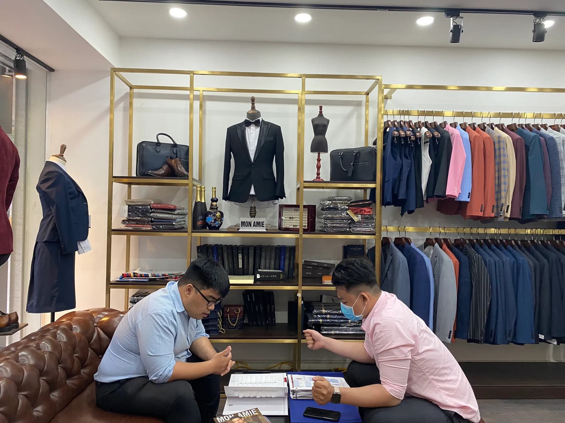 Phóng sự tại showroom — Mon Amie