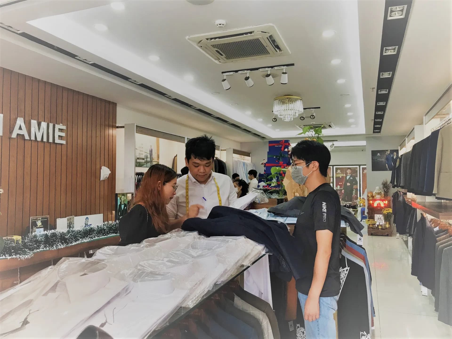 Phóng sự tại showroom — Mon Amie