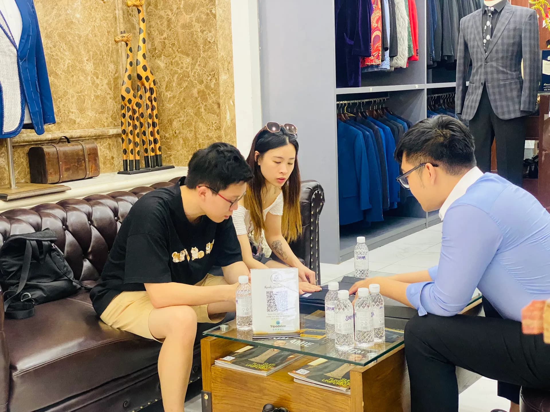 Phóng sự tại showroom — Mon Amie
