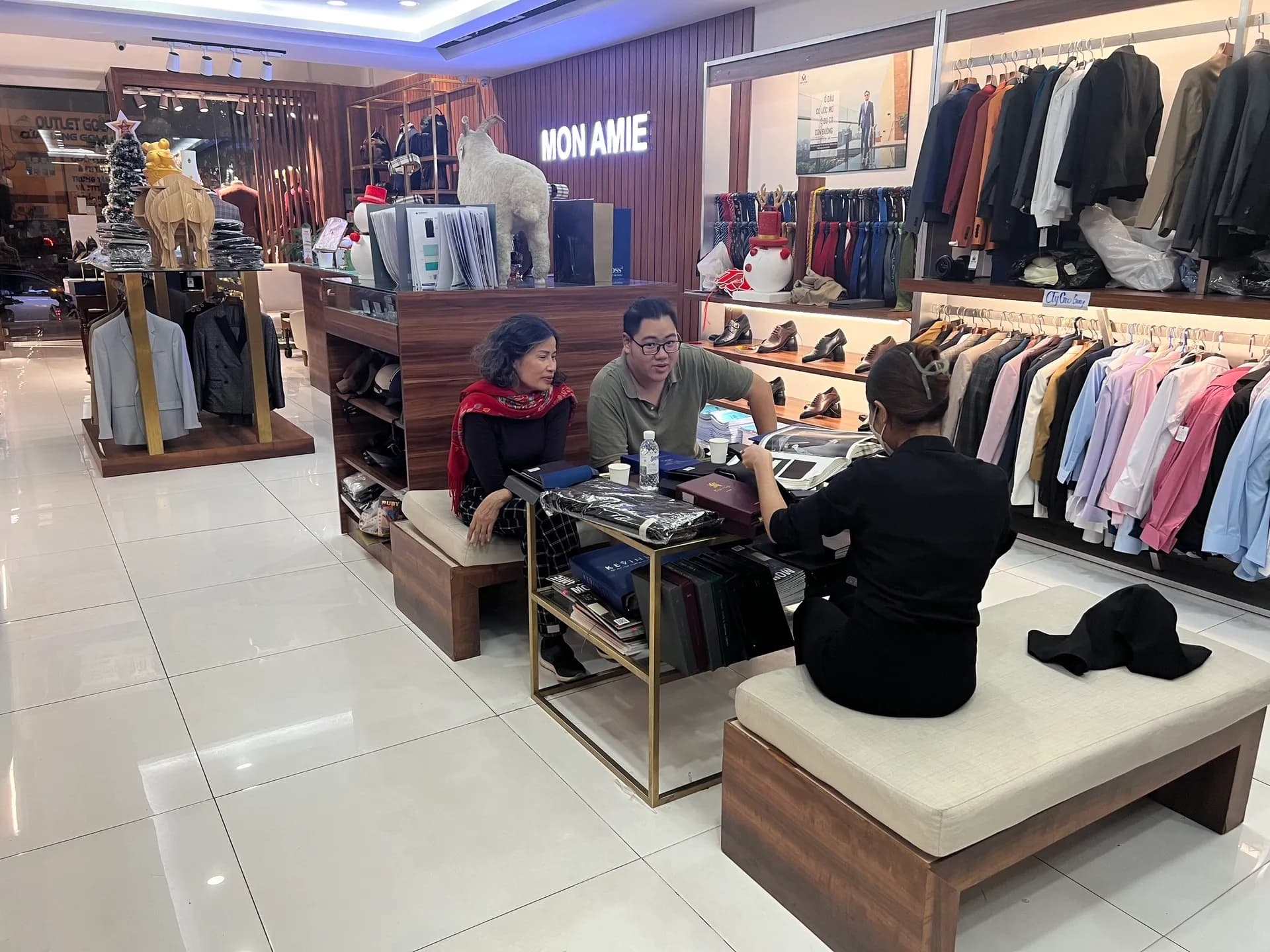 Phóng sự tại showroom — Mon Amie