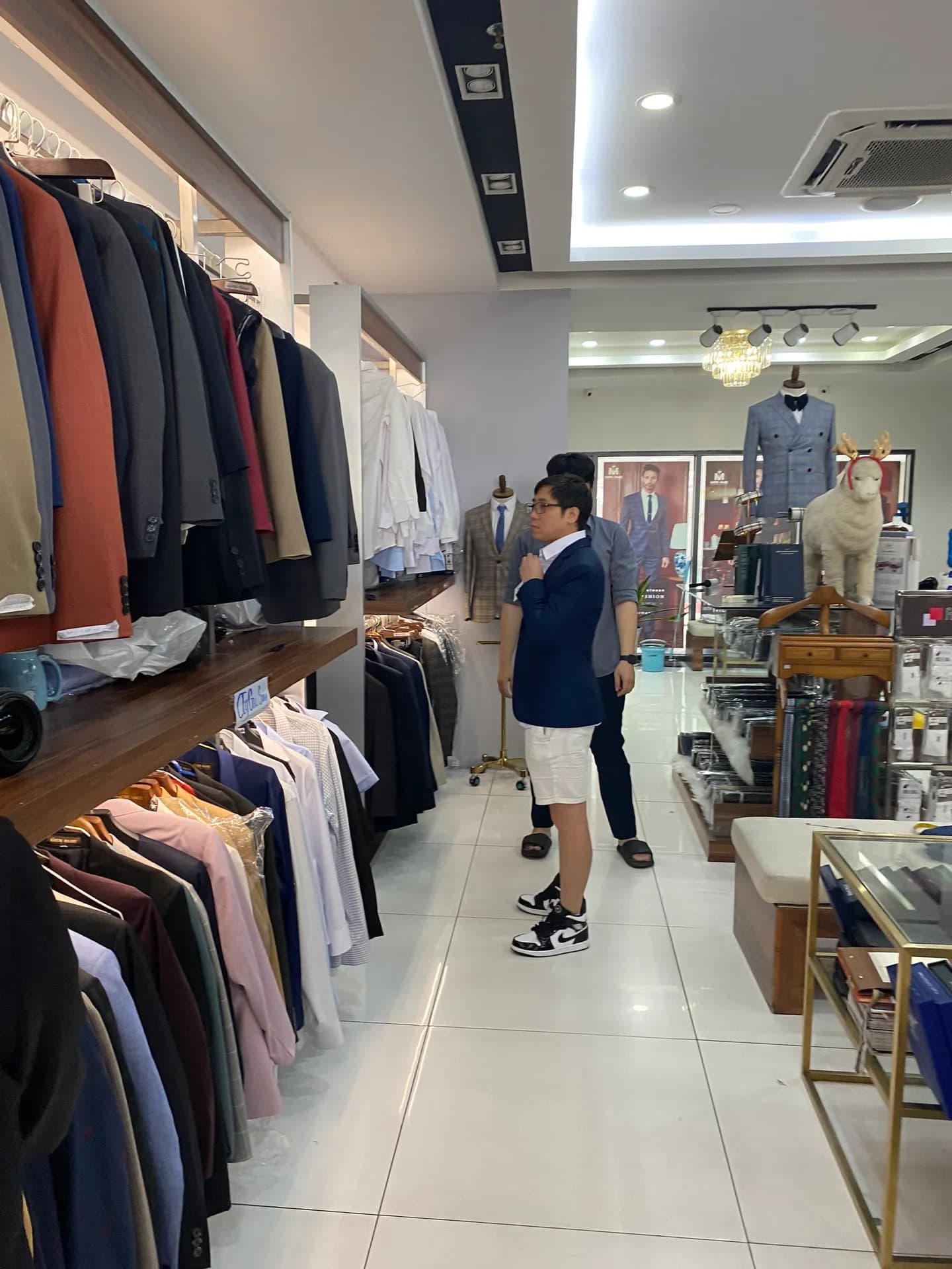 Phóng sự tại showroom — Mon Amie