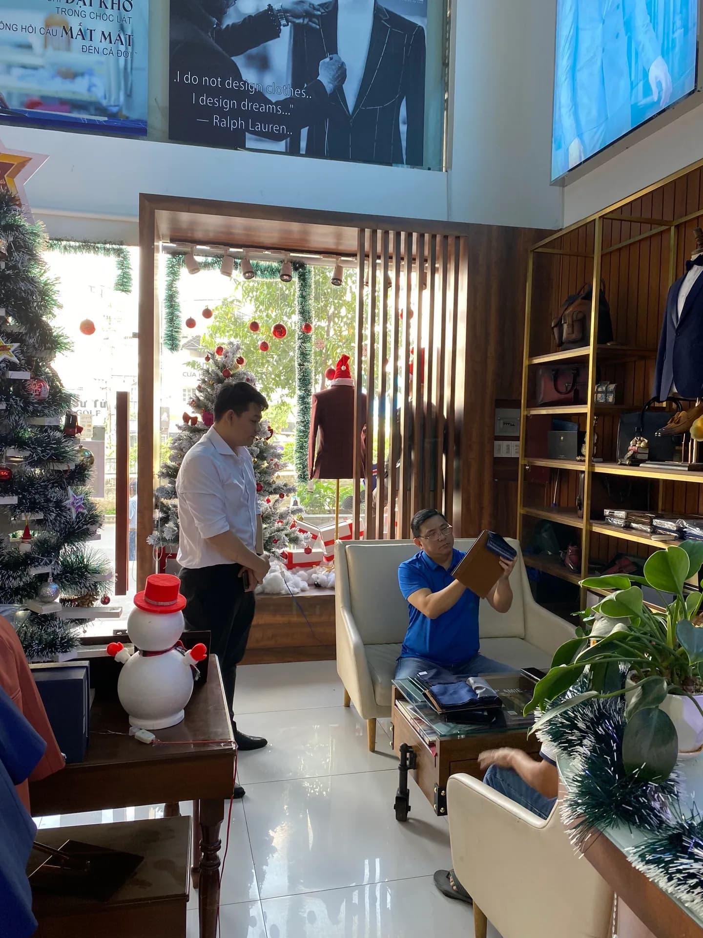 Phóng sự tại showroom — Mon Amie