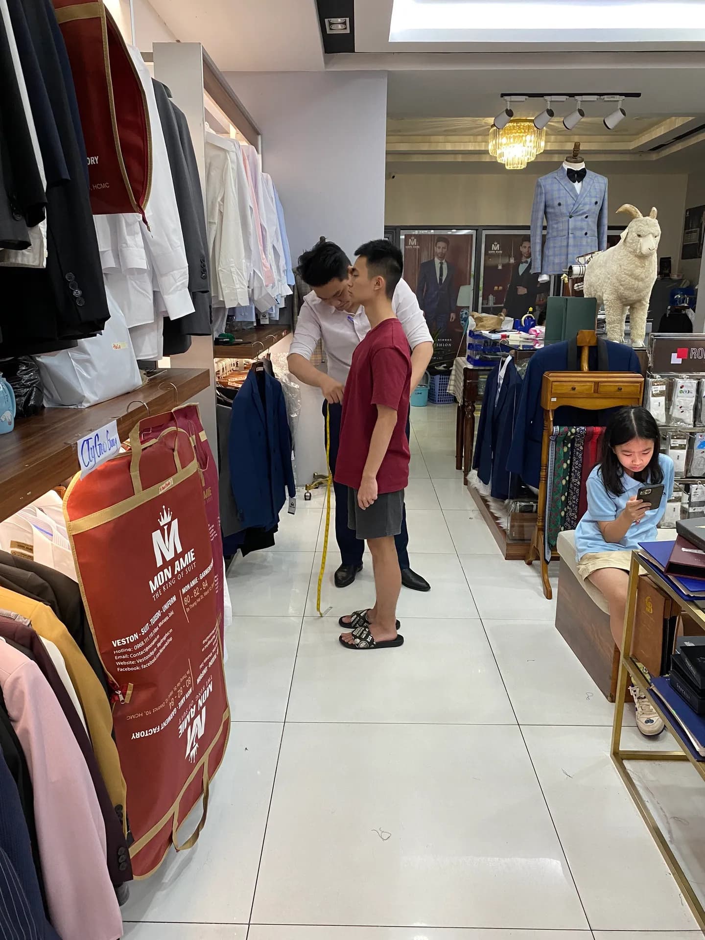 Phóng sự tại showroom — Mon Amie