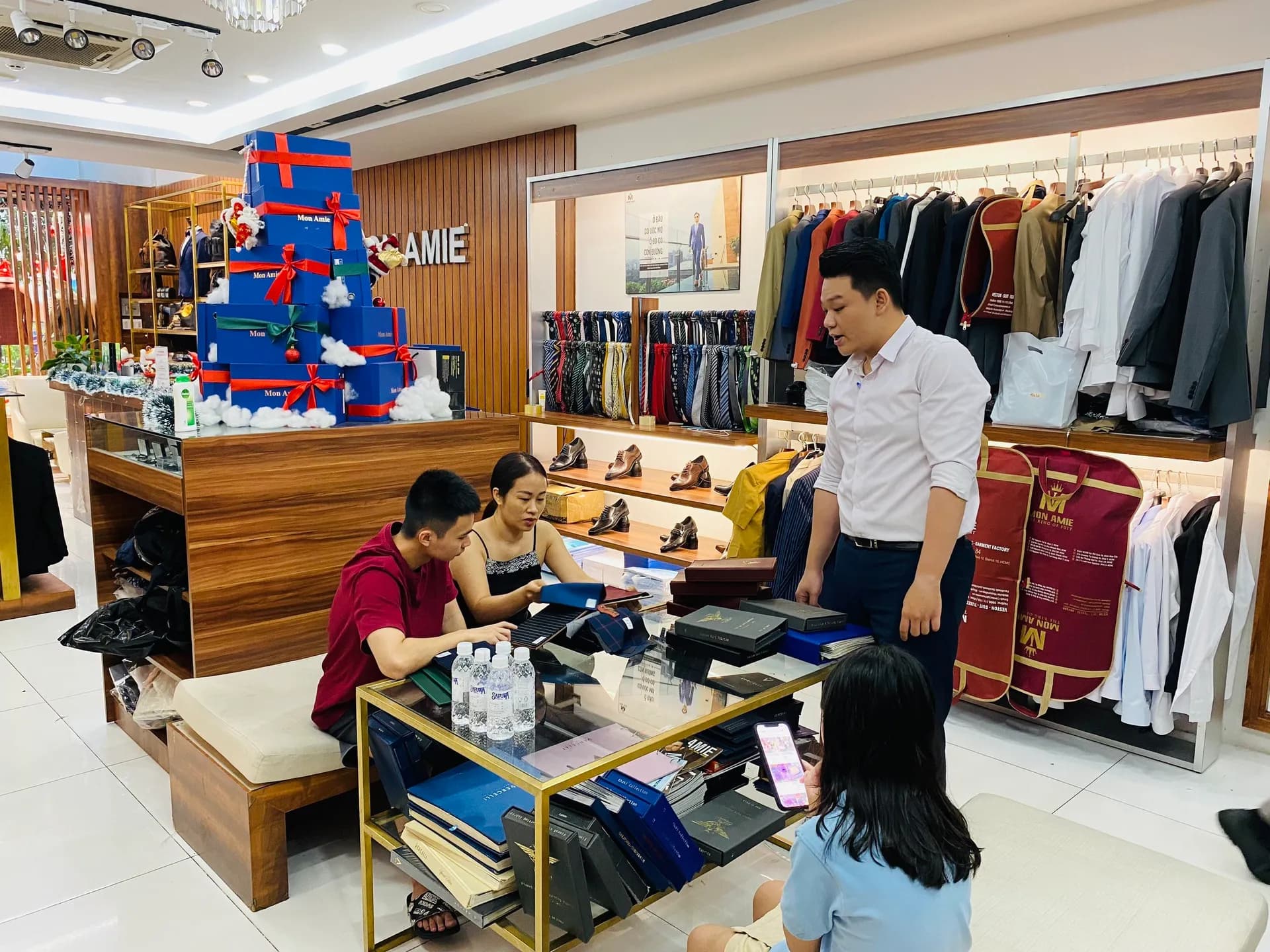 Phóng sự tại showroom — Mon Amie