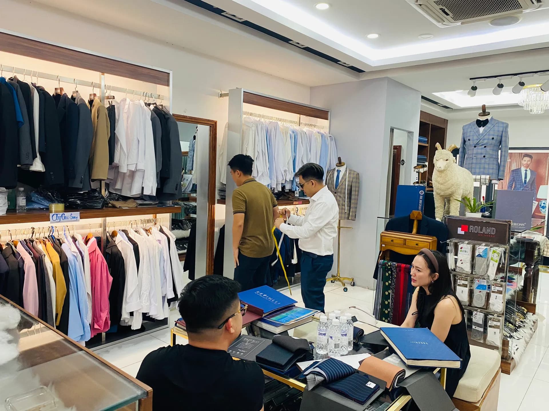 Phóng sự tại showroom — Mon Amie