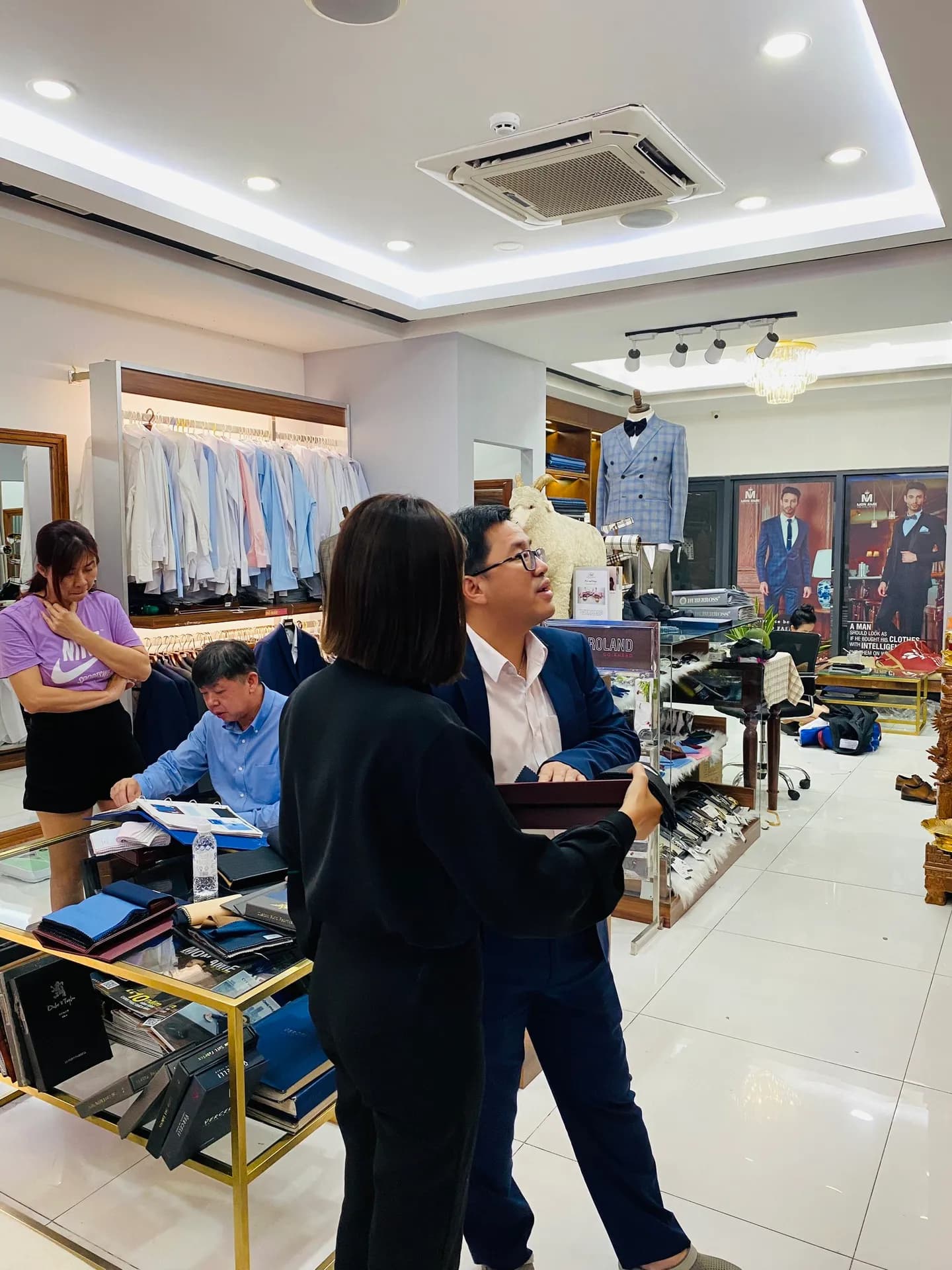 Phóng sự tại showroom — Mon Amie
