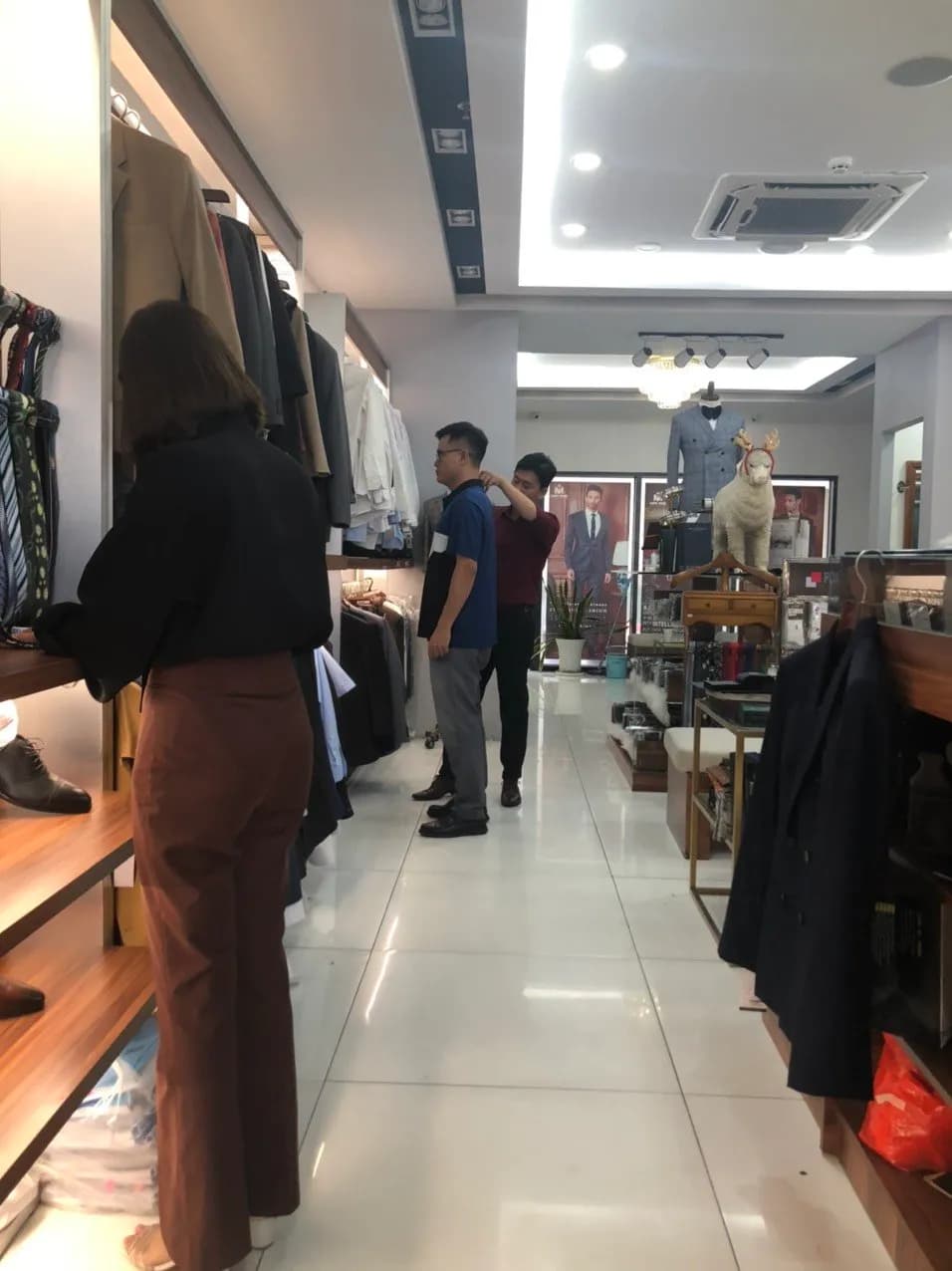 Phóng sự tại showroom — Mon Amie