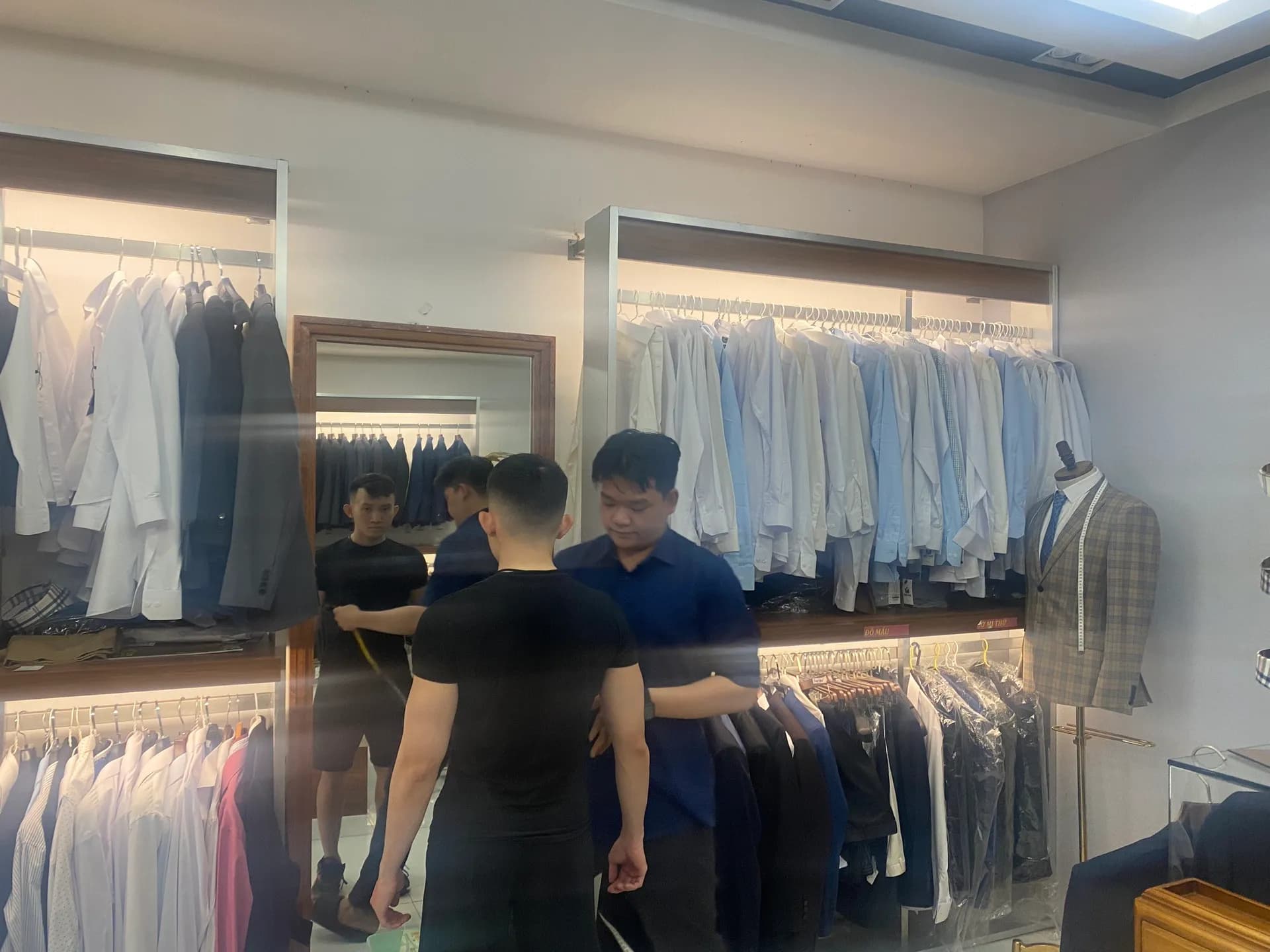 Phóng sự tại showroom — Mon Amie