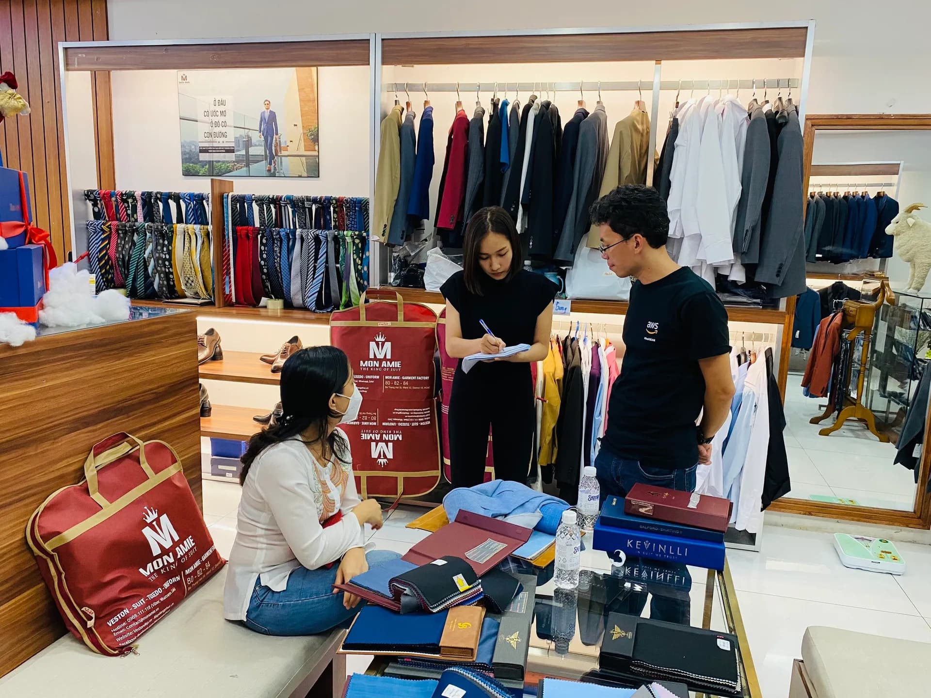 Phóng sự tại showroom — Mon Amie