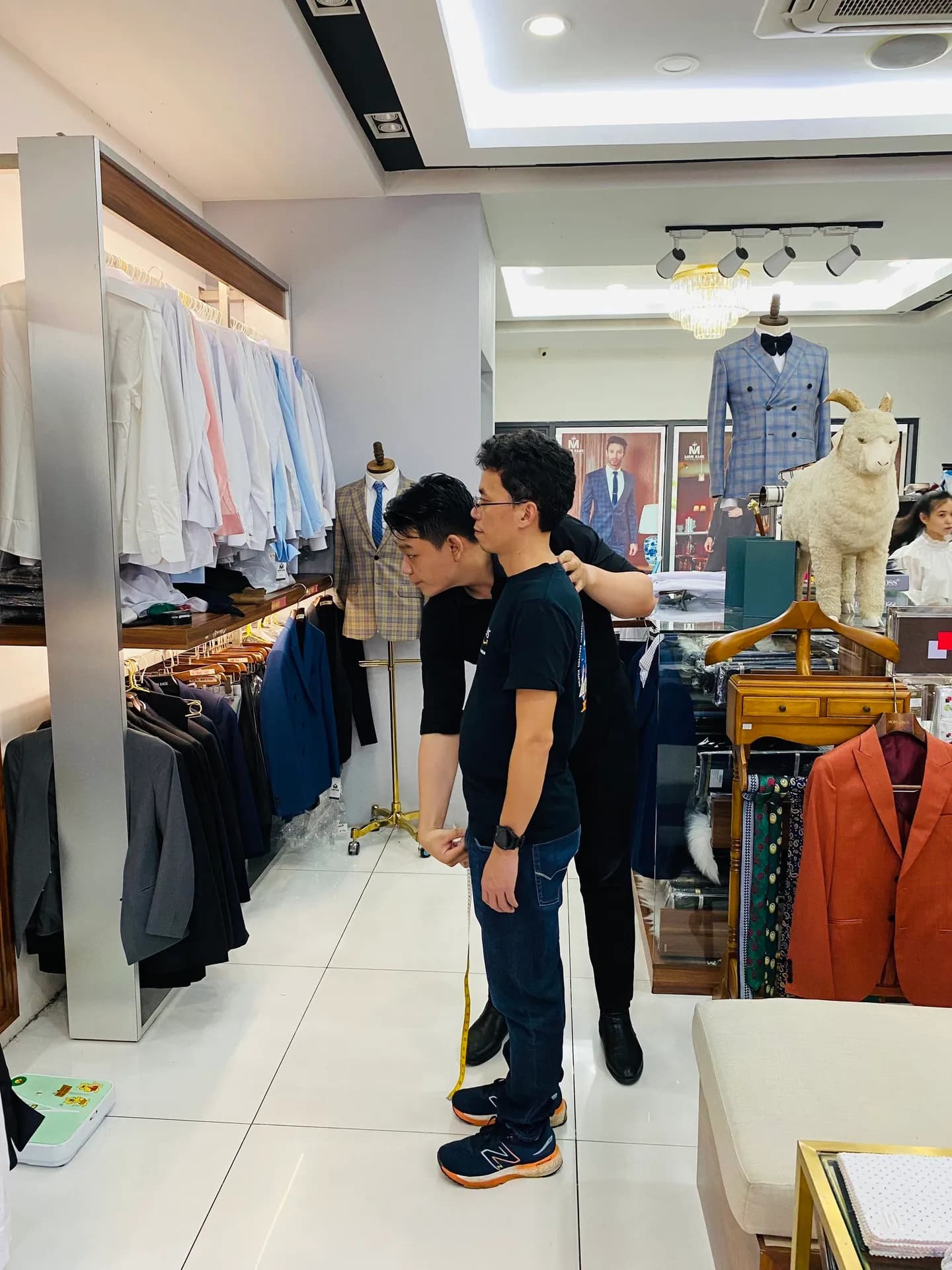 Phóng sự tại showroom — Mon Amie