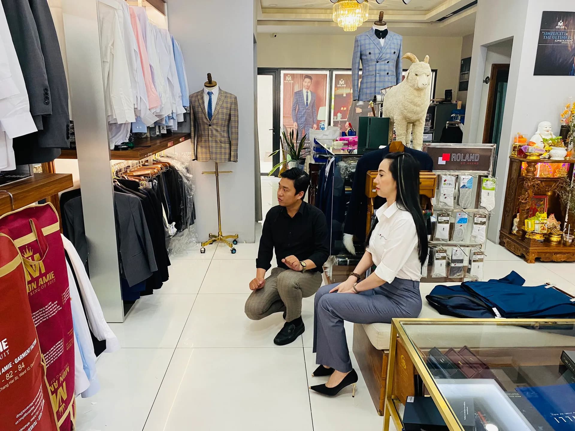 Phóng sự tại showroom — Mon Amie