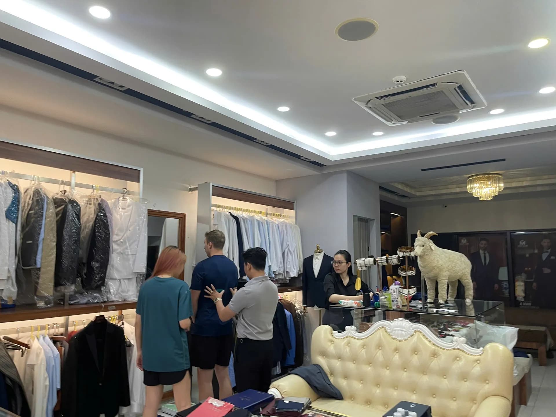 Phóng sự tại showroom — Mon Amie