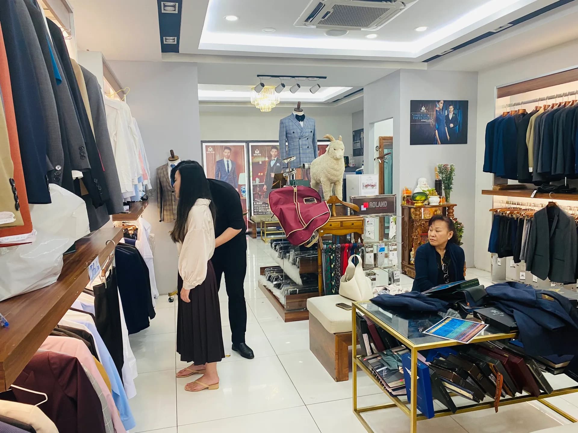 Phóng sự tại showroom — Mon Amie