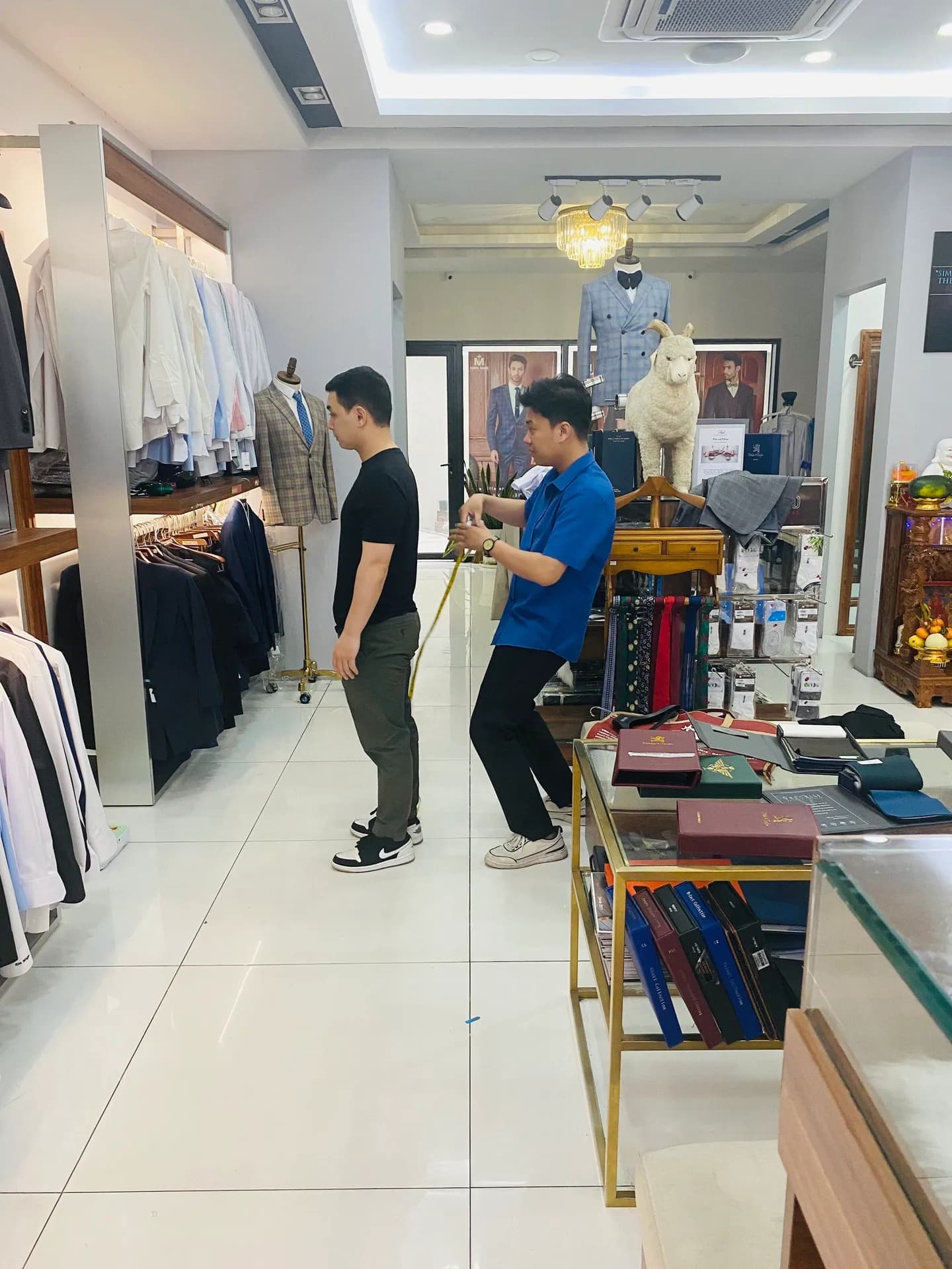 Phóng sự tại showroom — Mon Amie