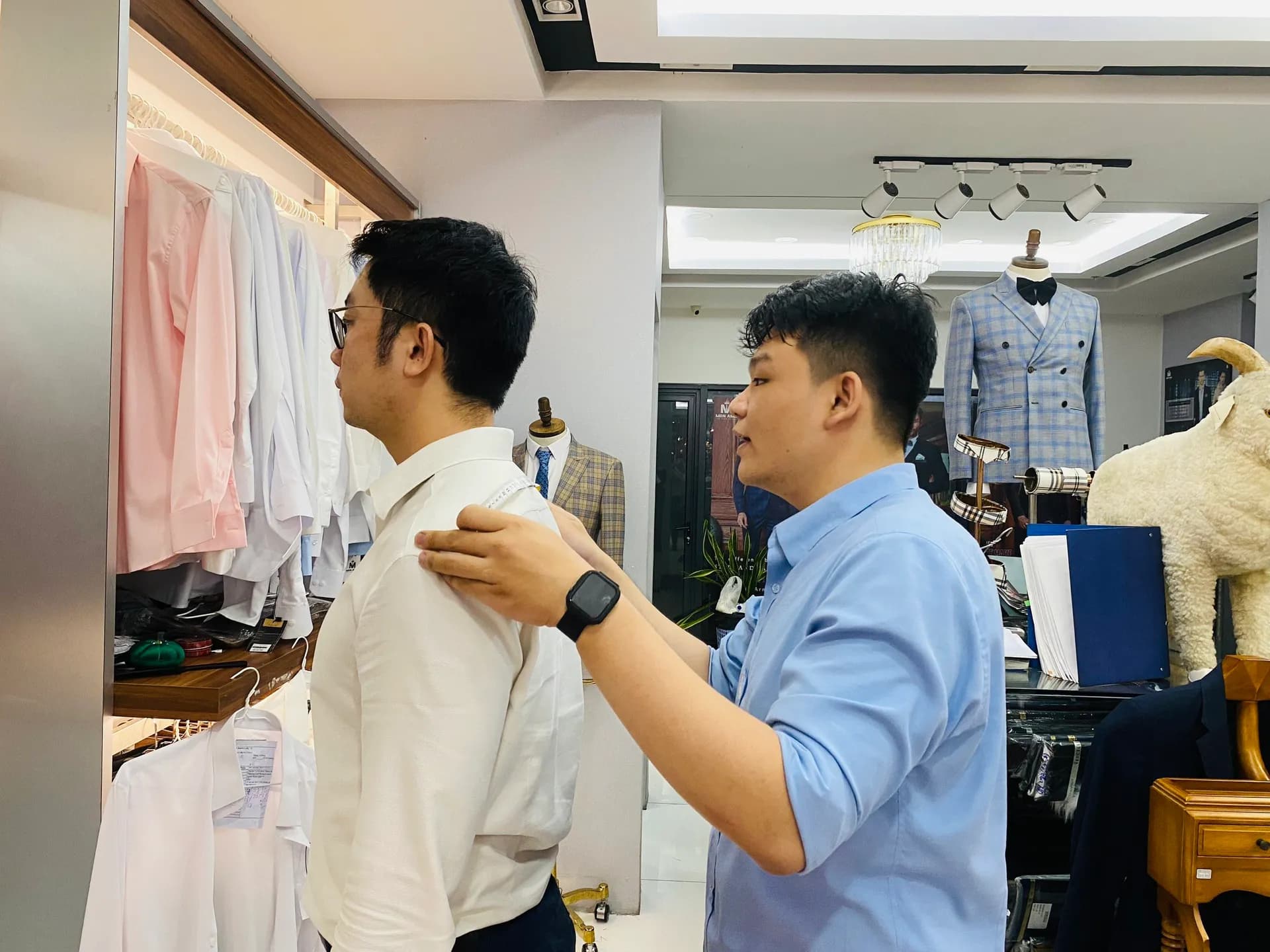 Phóng sự tại showroom — Mon Amie