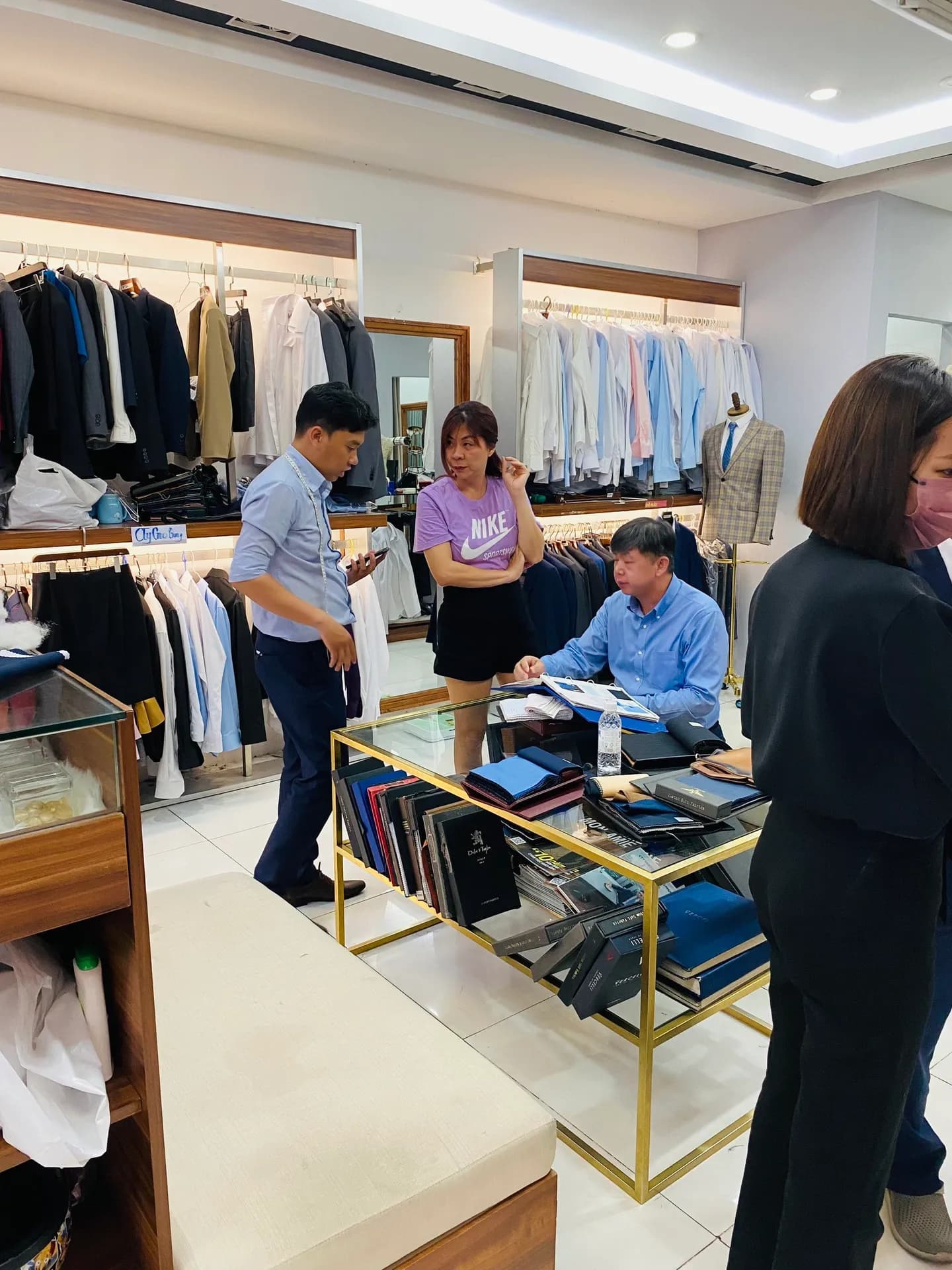 Phóng sự tại showroom — Mon Amie