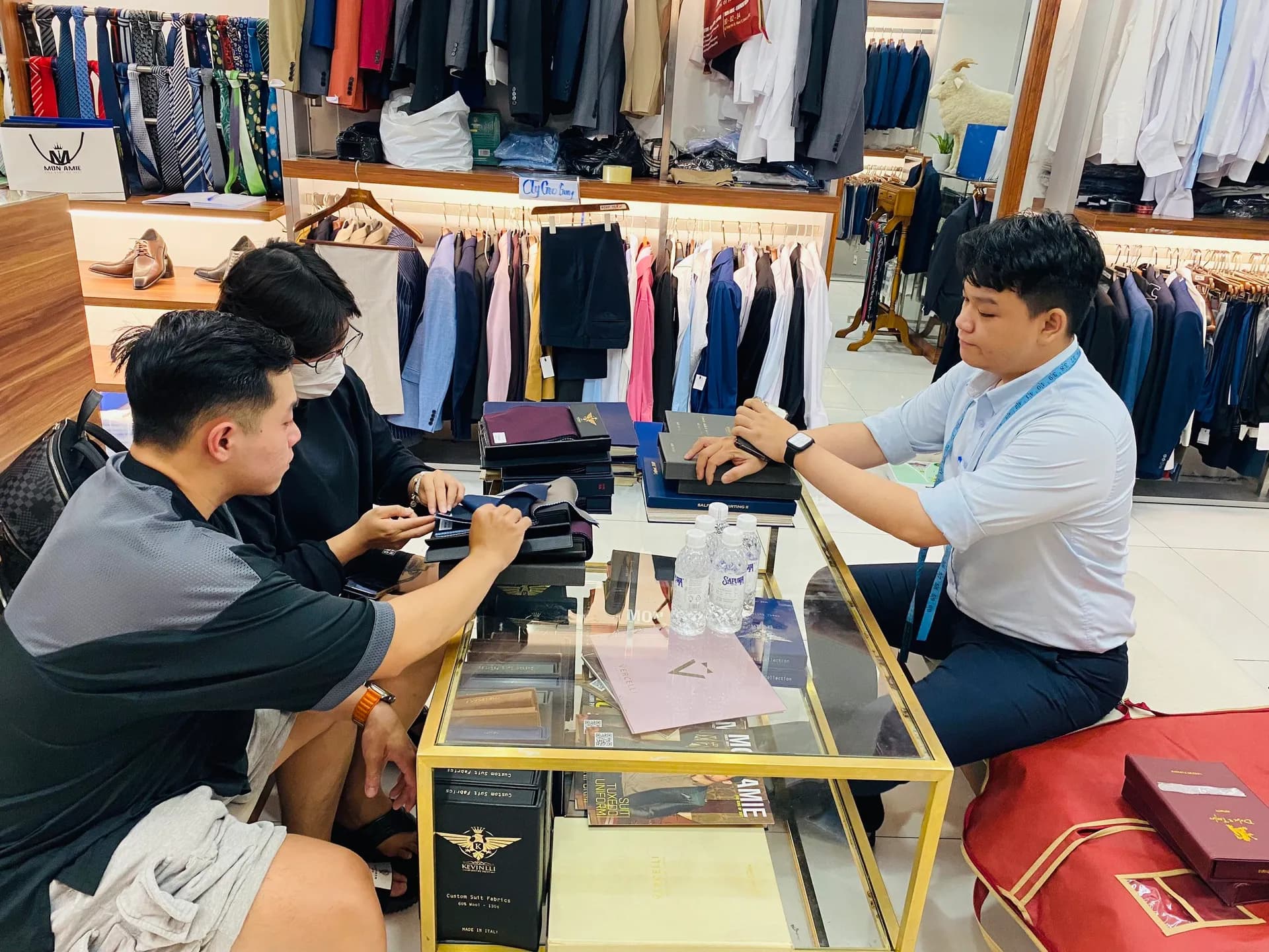 Phóng sự tại showroom — Mon Amie