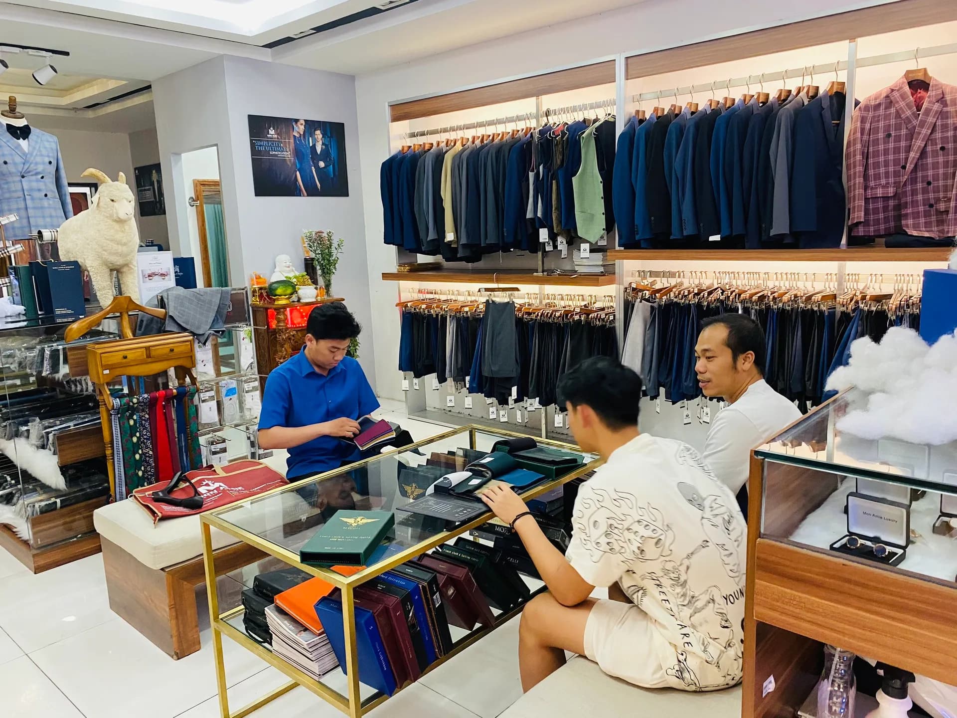Phóng sự tại showroom — Mon Amie