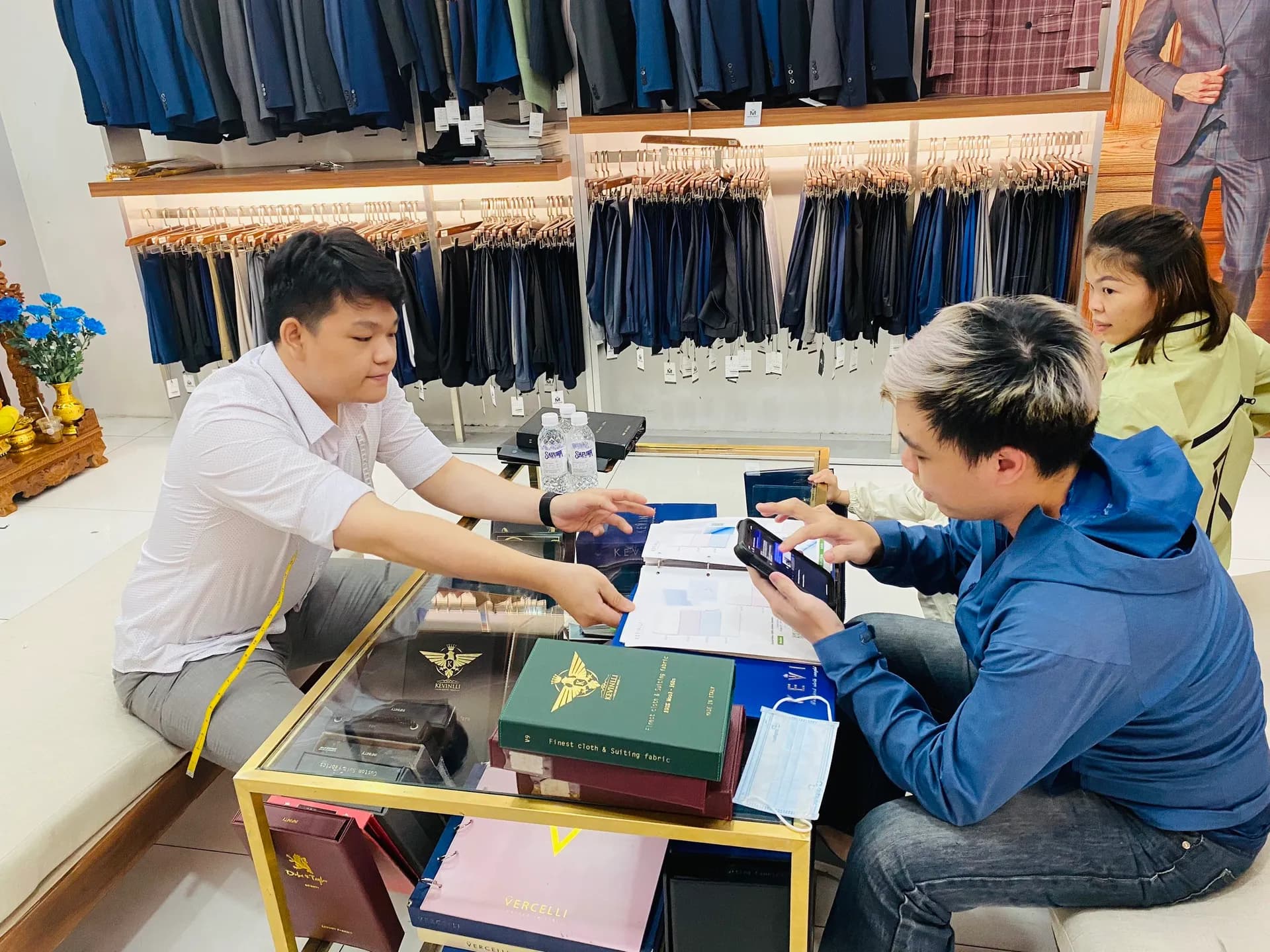 Phóng sự tại showroom — Mon Amie