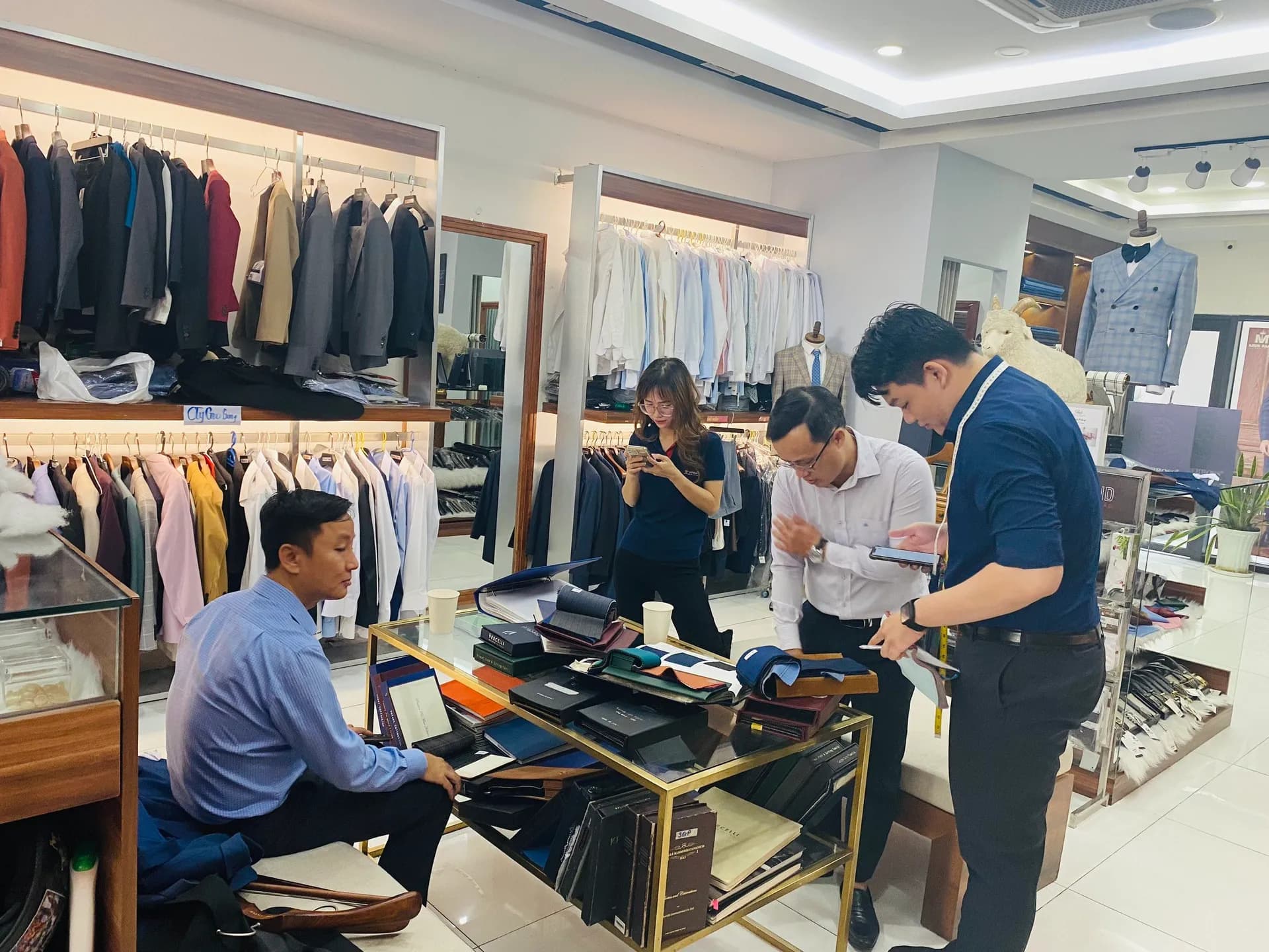 Phóng sự tại showroom — Mon Amie