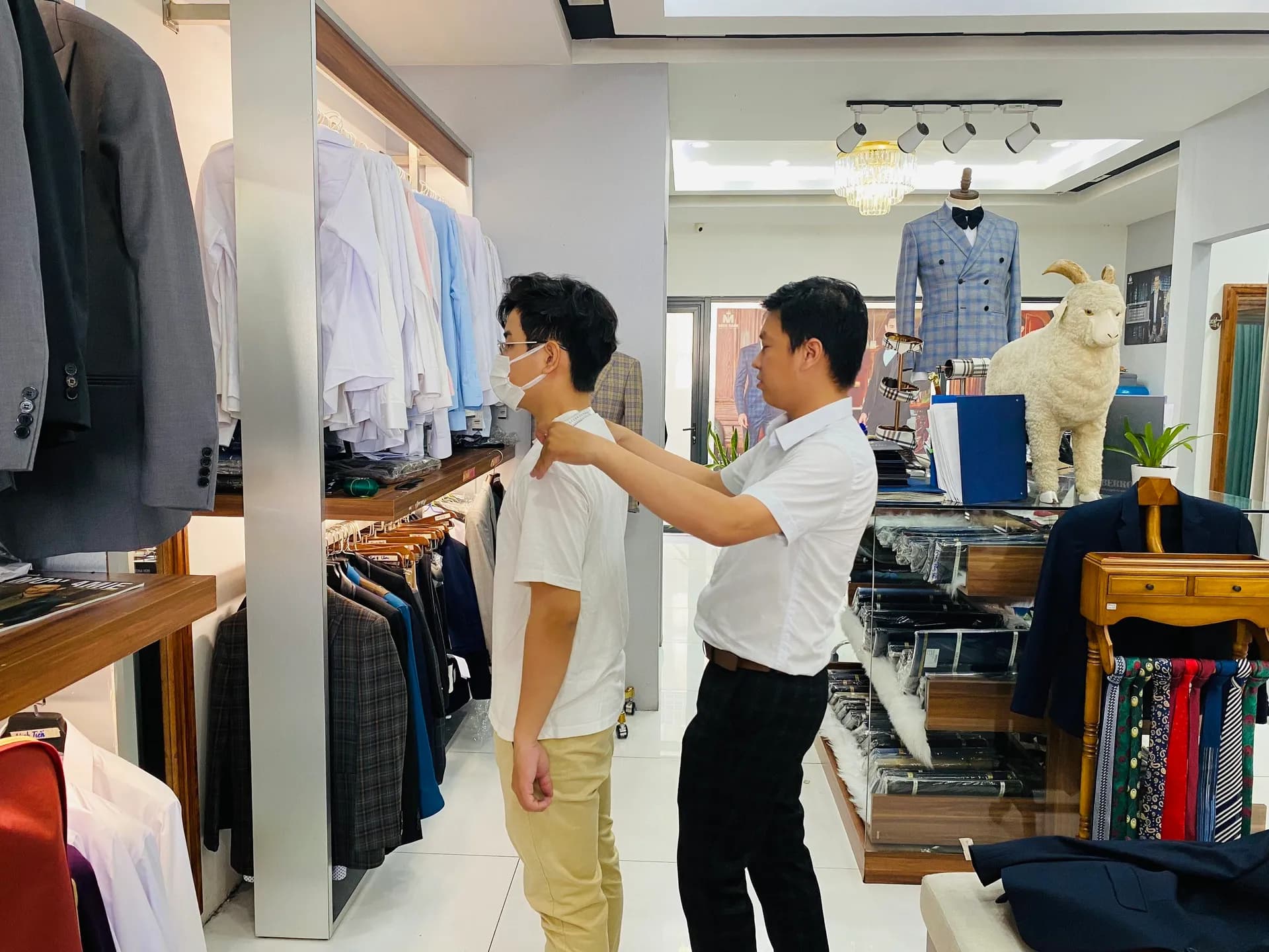 Phóng sự tại showroom — Mon Amie