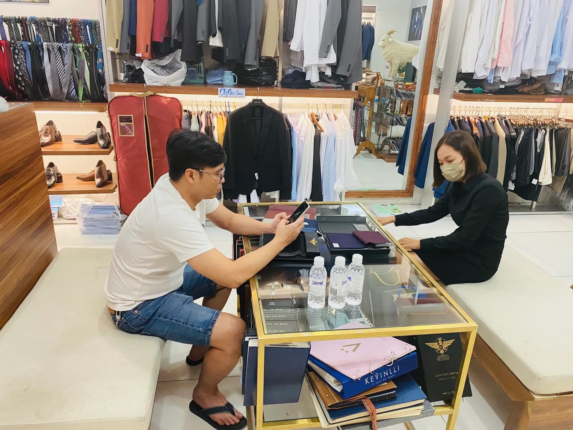 Phóng sự tại showroom — Mon Amie