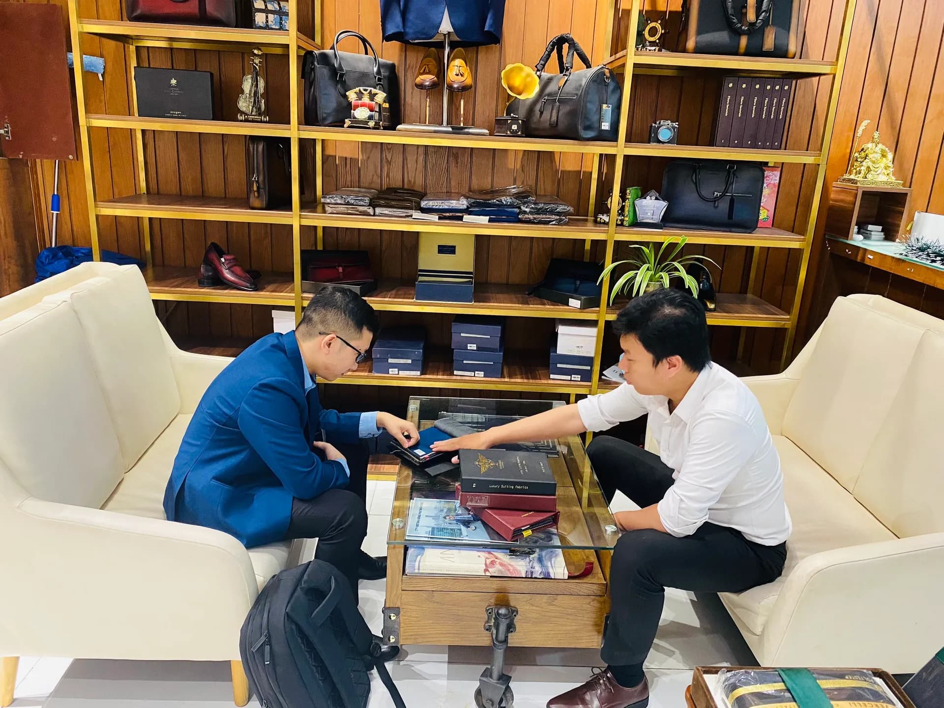 Phóng sự tại showroom — Mon Amie