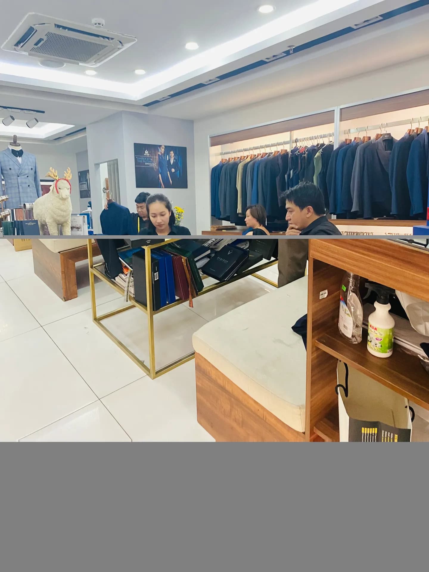 Phóng sự tại showroom — Mon Amie