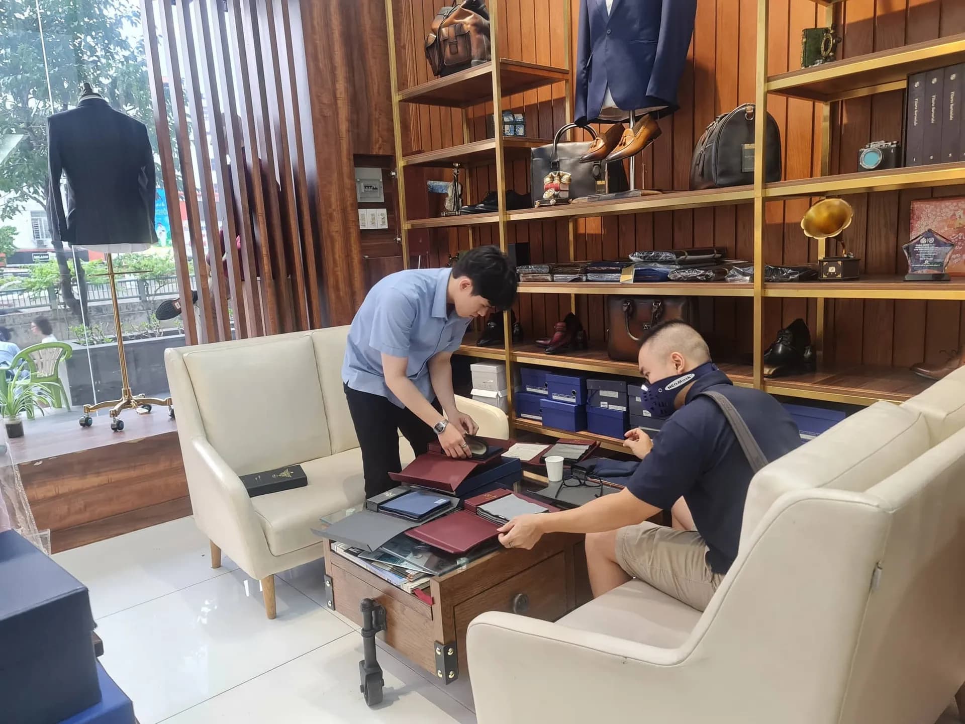 Phóng sự tại showroom — Mon Amie