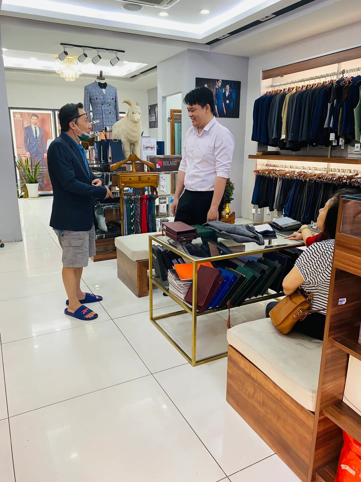 Phóng sự tại showroom — Mon Amie