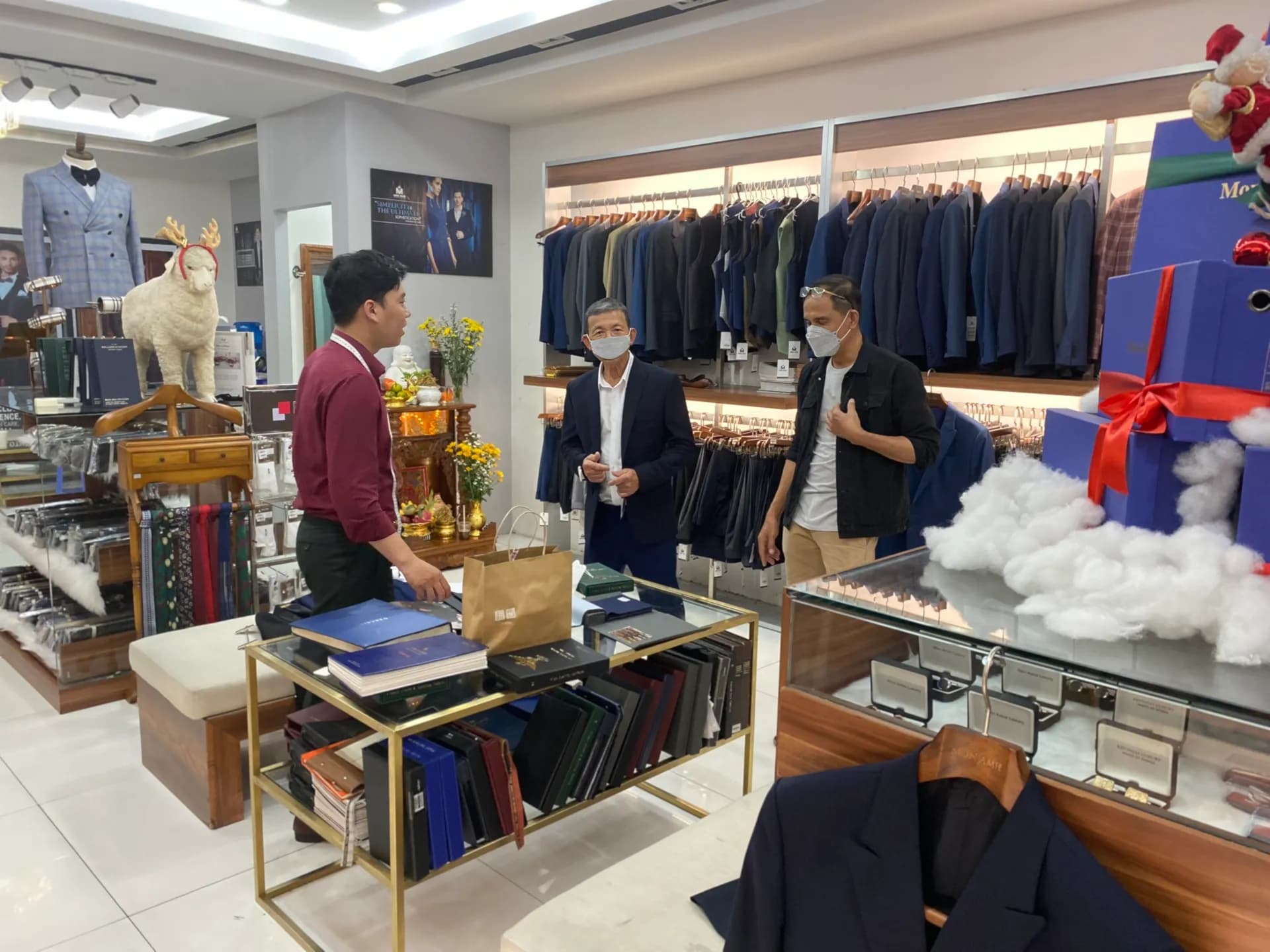 Phóng sự tại showroom — Mon Amie