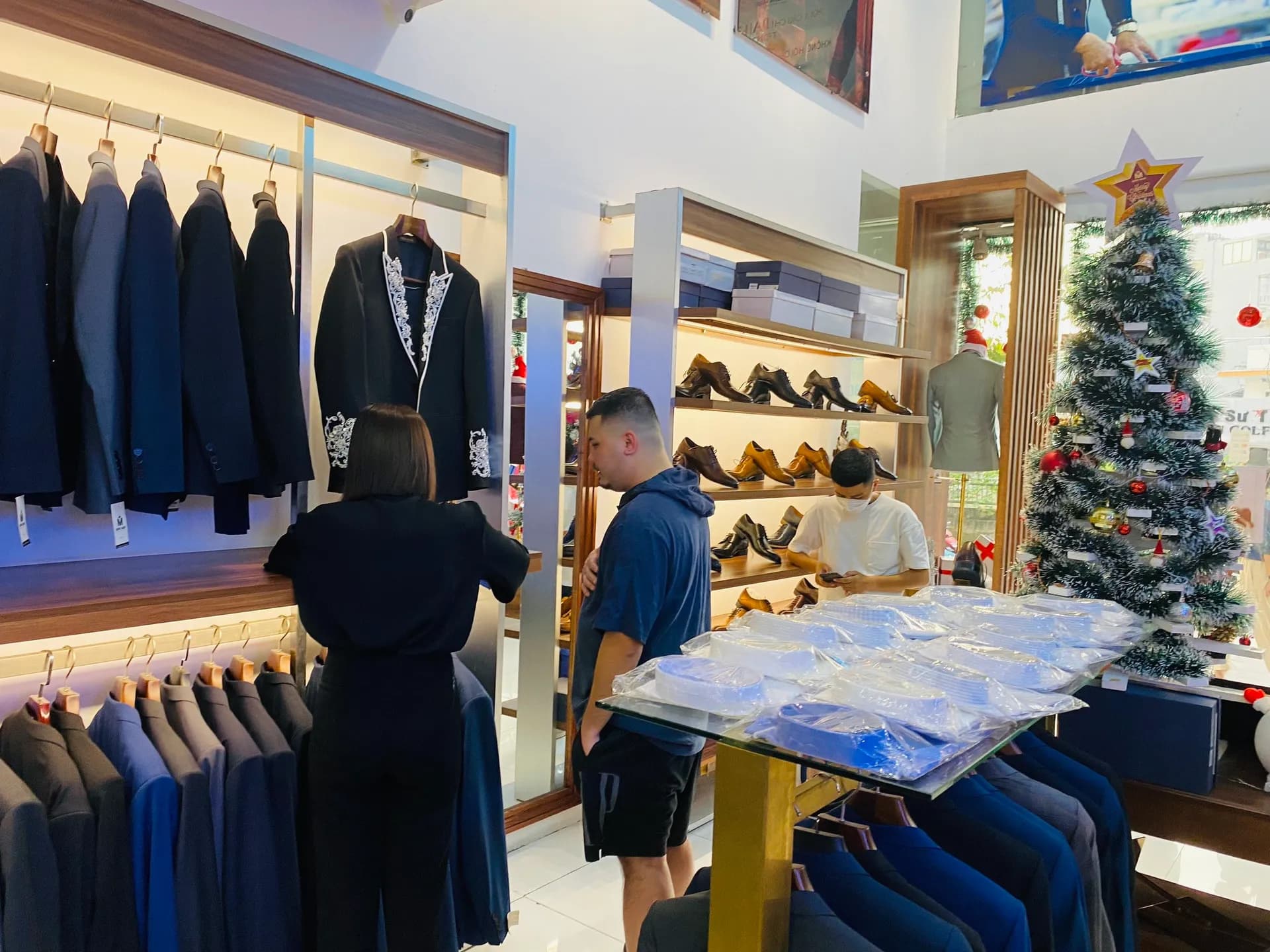 Phóng sự tại showroom — Mon Amie