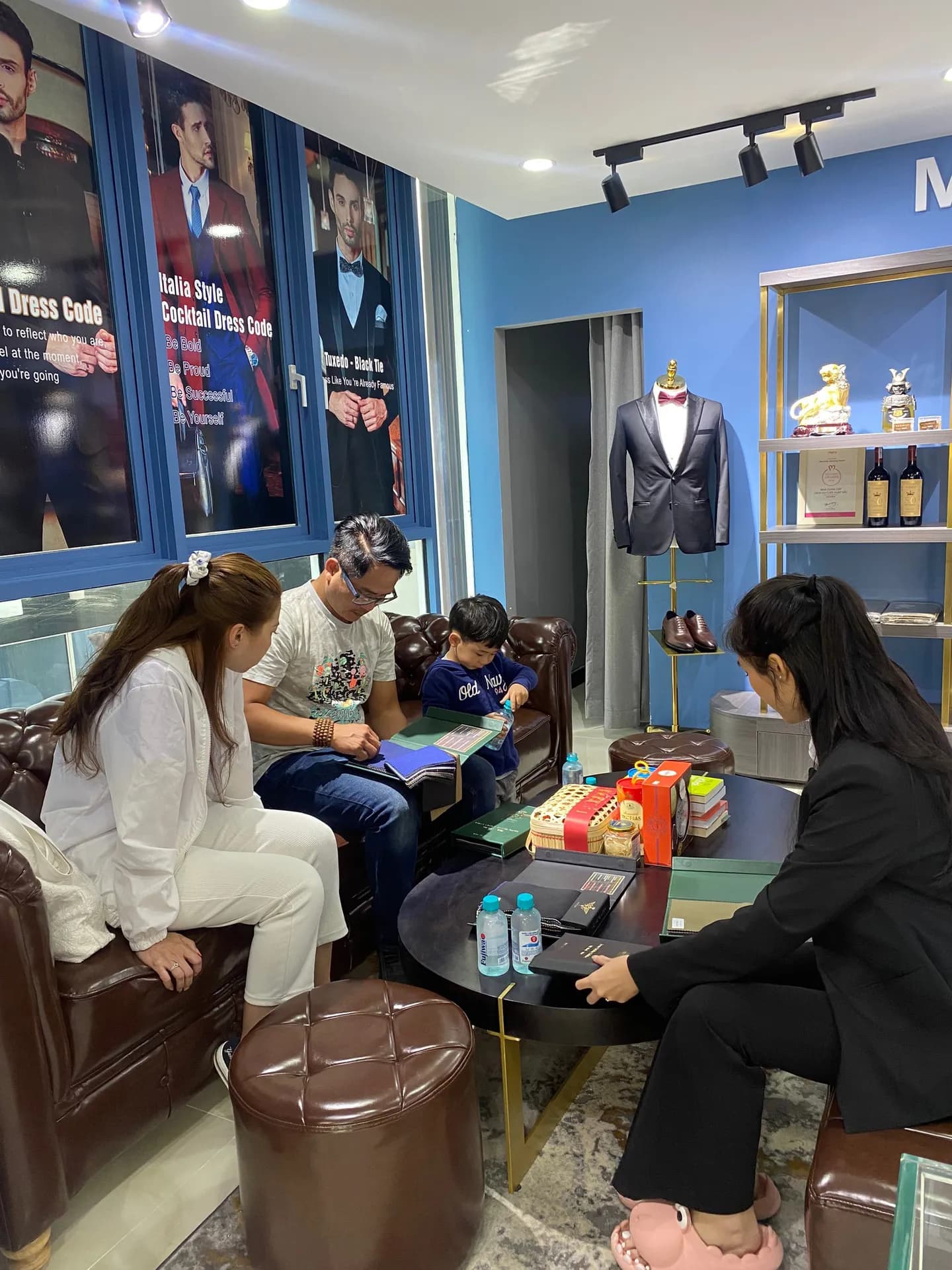 Phóng sự tại showroom — Mon Amie
