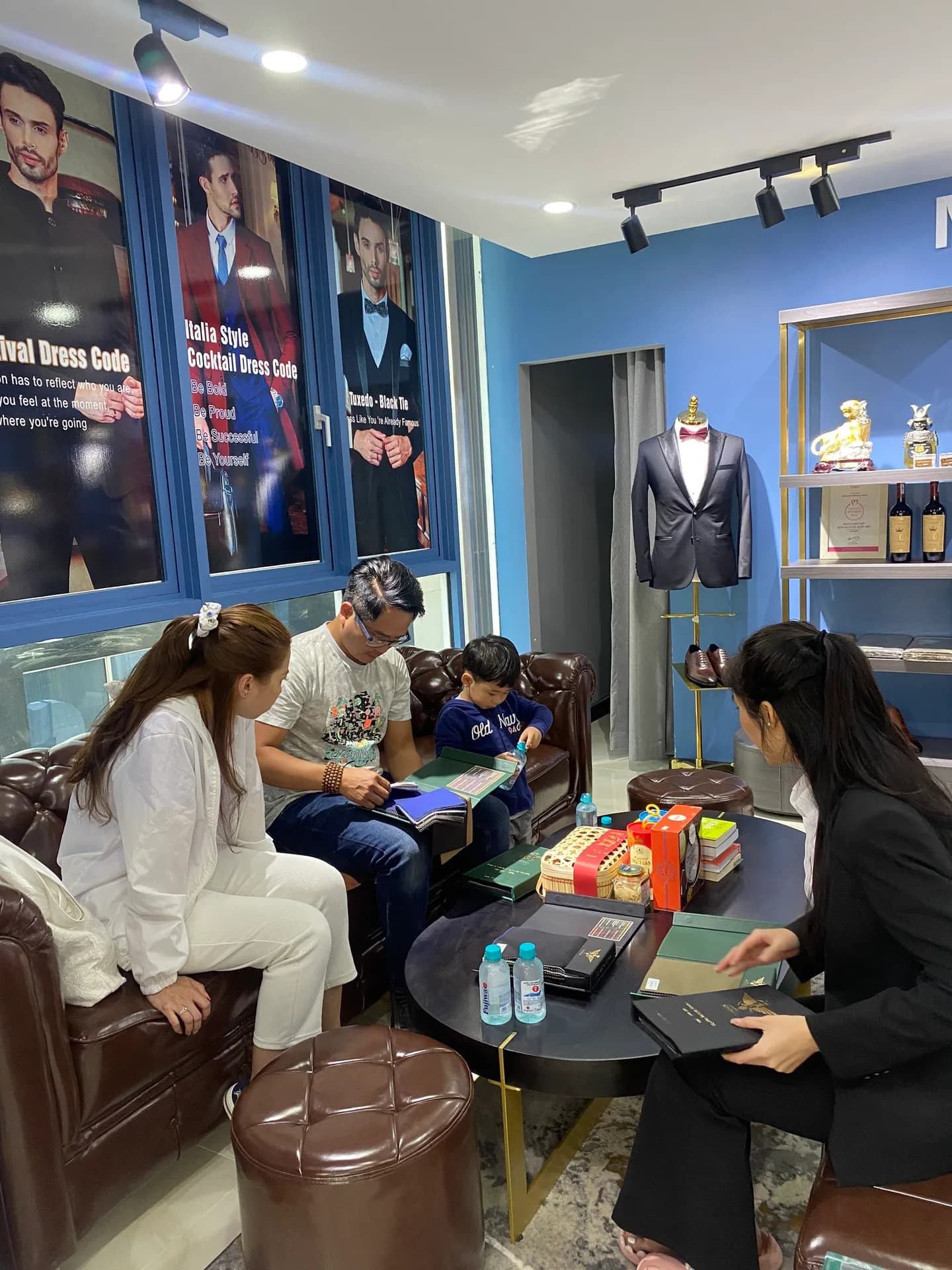 Phóng sự tại showroom — Mon Amie