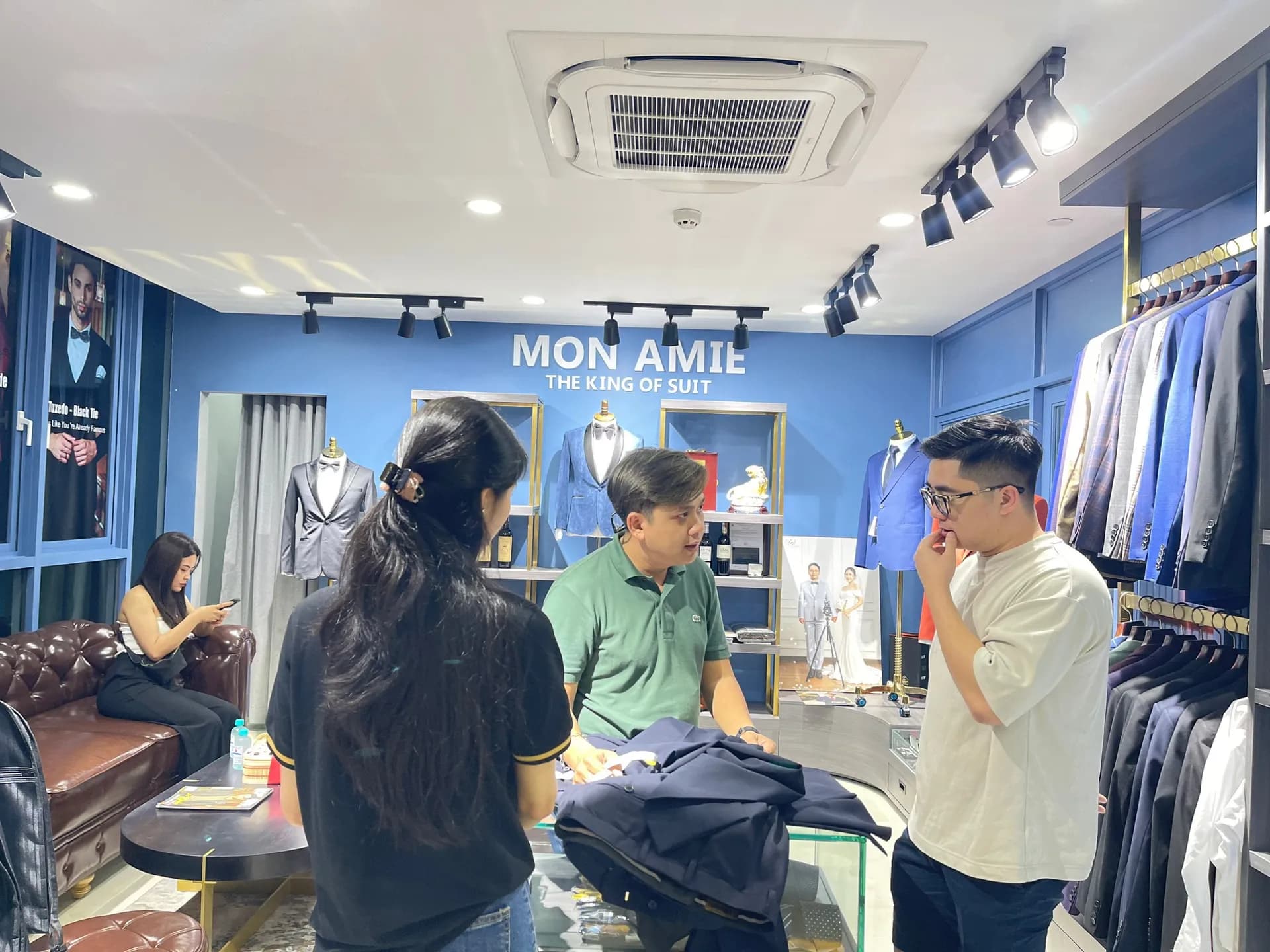 Phóng sự tại showroom — Mon Amie