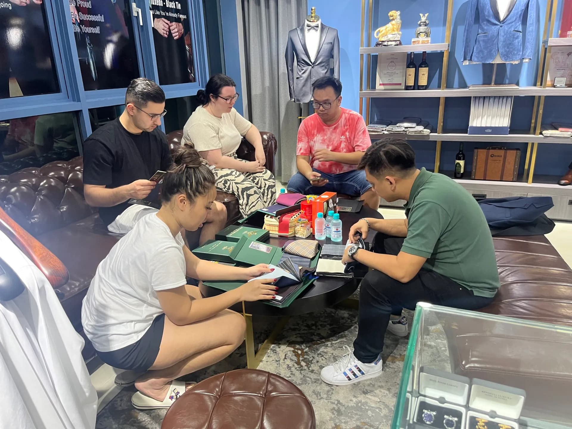 Phóng sự tại showroom — Mon Amie